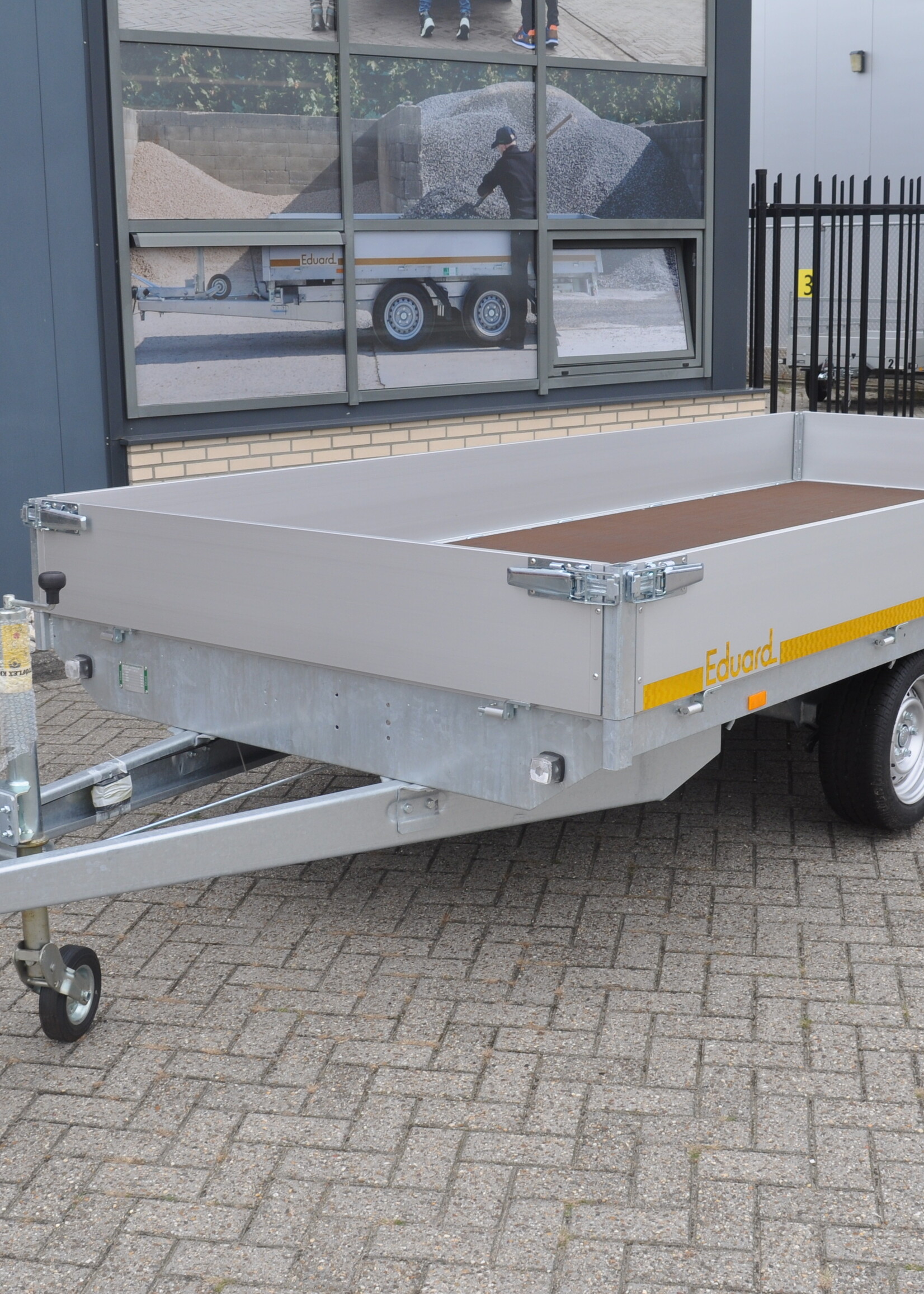 Eduard Geremde Eduard plateauwagen - 406x180 cm - 2000 kg bruto laadvermogen - 63 cm laadvloerhoogte - 30 cm borden