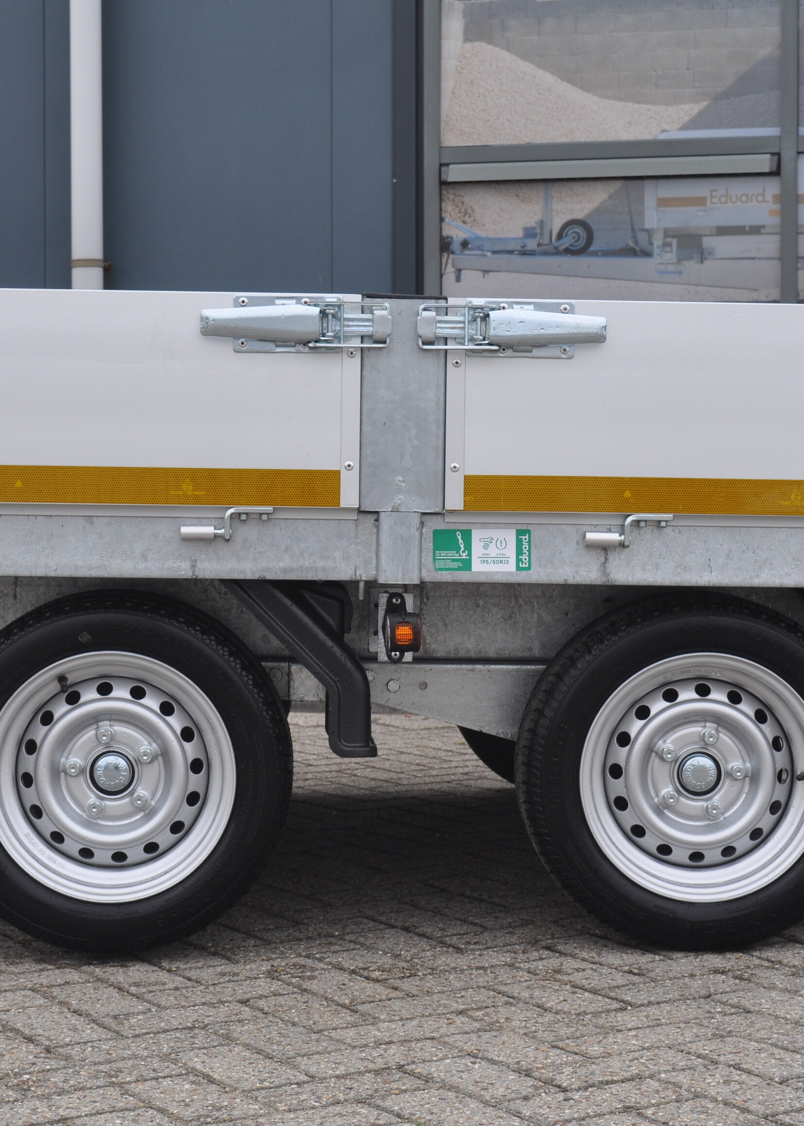 Eduard Geremde Eduard plateauwagen - 606x200 cm - 3500 kg bruto laadvermogen - 63 cm laadvloerhoogte - 30 cm borden