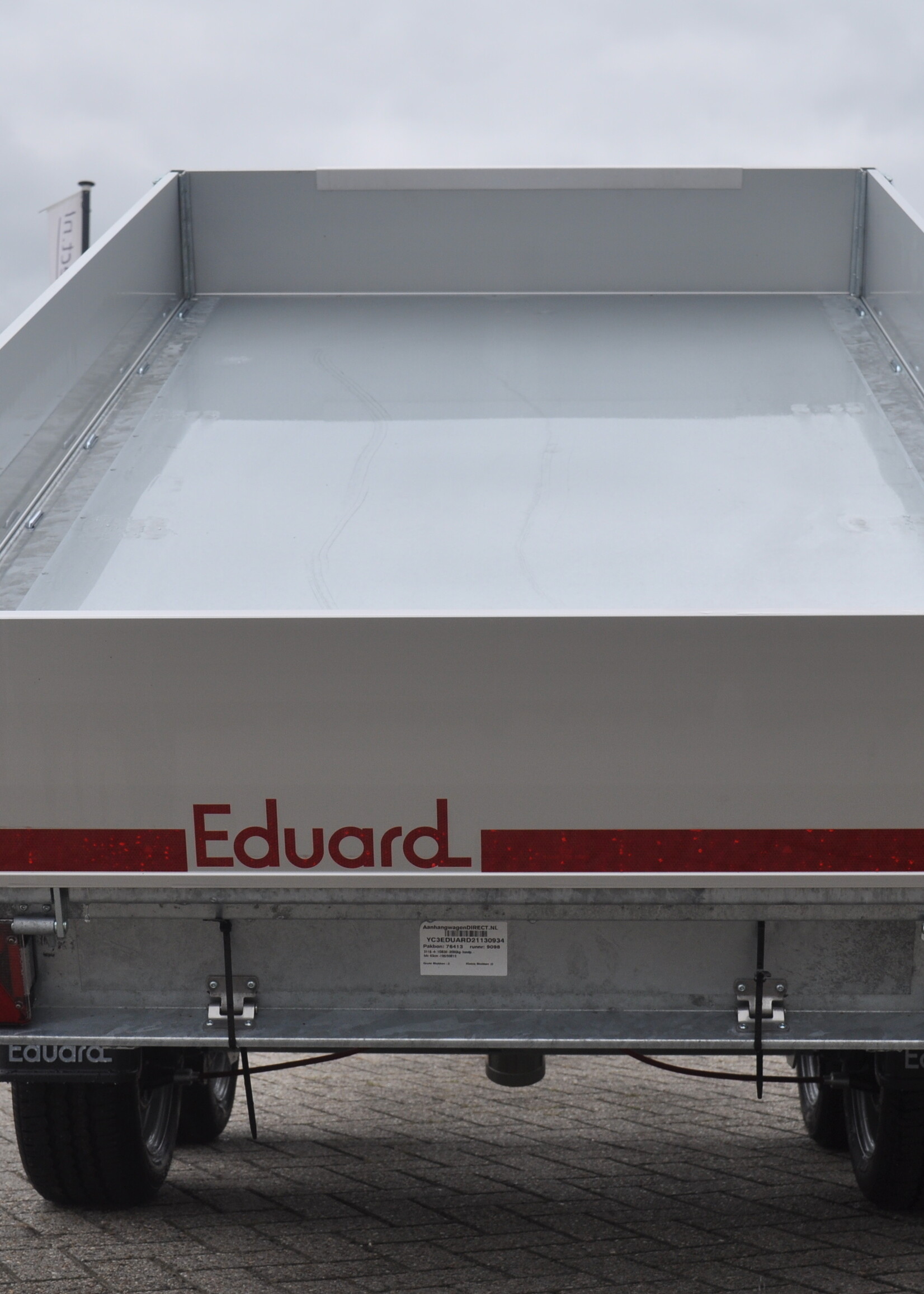 Eduard Achterwaartse kipper 310x160 cm - 2000 kg - handpomp - voorzien van 30 cm borden inclusief oprijplaten