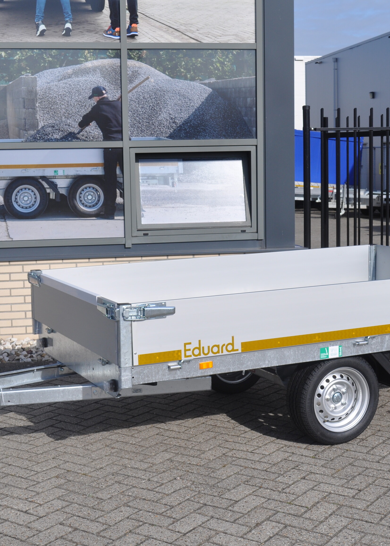 Eduard Ongeremde Eduard plateauwagen - 256x150 cm - 750 kg bruto laadvermogen - 63 cm laadvloerhoogte - 30 cm borden