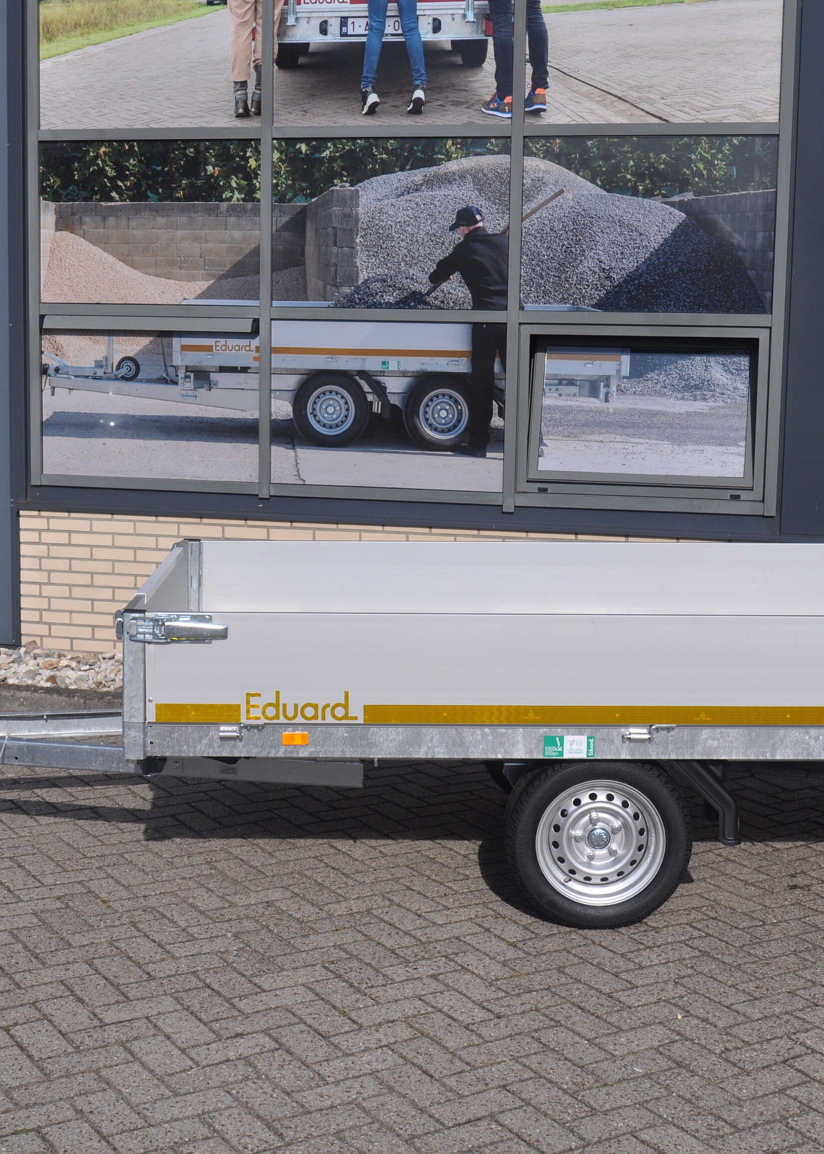 Eduard Ongeremde Eduard plateauwagen - 256x150 cm - 750 kg bruto laadvermogen - 63 cm laadvloerhoogte - 30 cm borden
