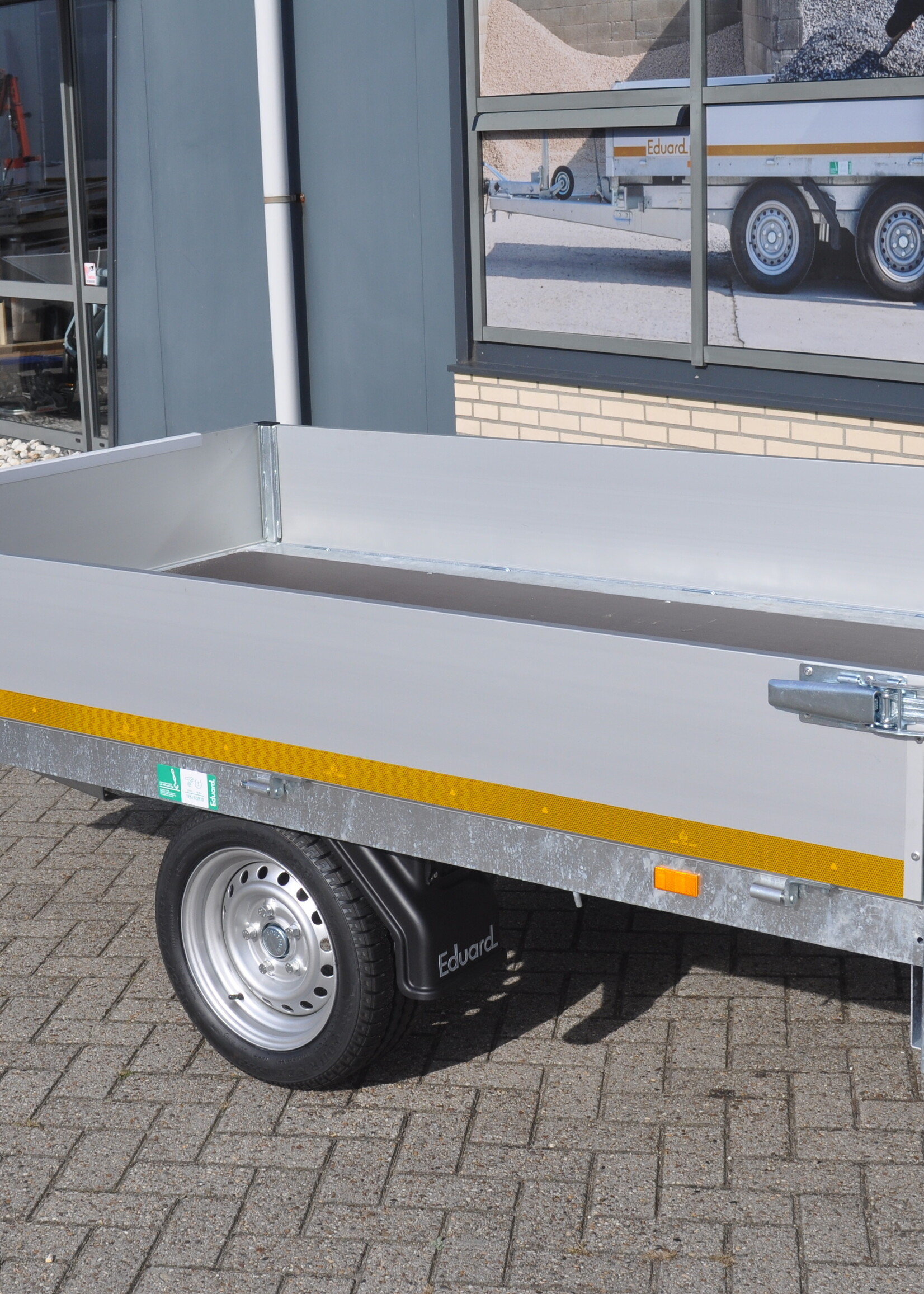 Eduard Ongeremde Eduard plateauwagen - 256x150 cm - 750 kg bruto laadvermogen - 63 cm laadvloerhoogte - 30 cm borden