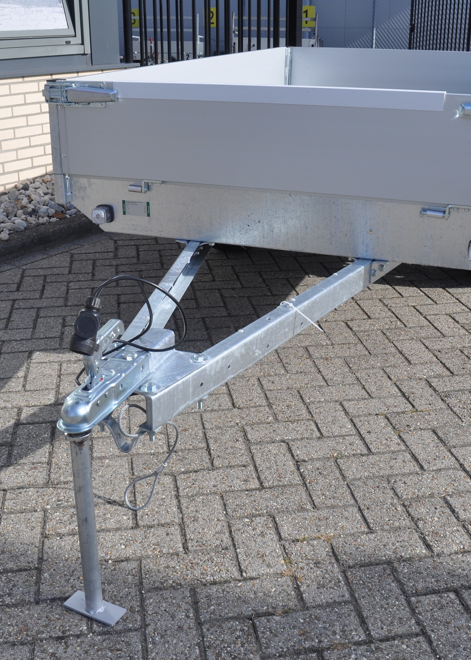 Eduard Ongeremde Eduard plateauwagen - 256x150 cm - 750 kg bruto laadvermogen - 63 cm laadvloerhoogte - 30 cm borden