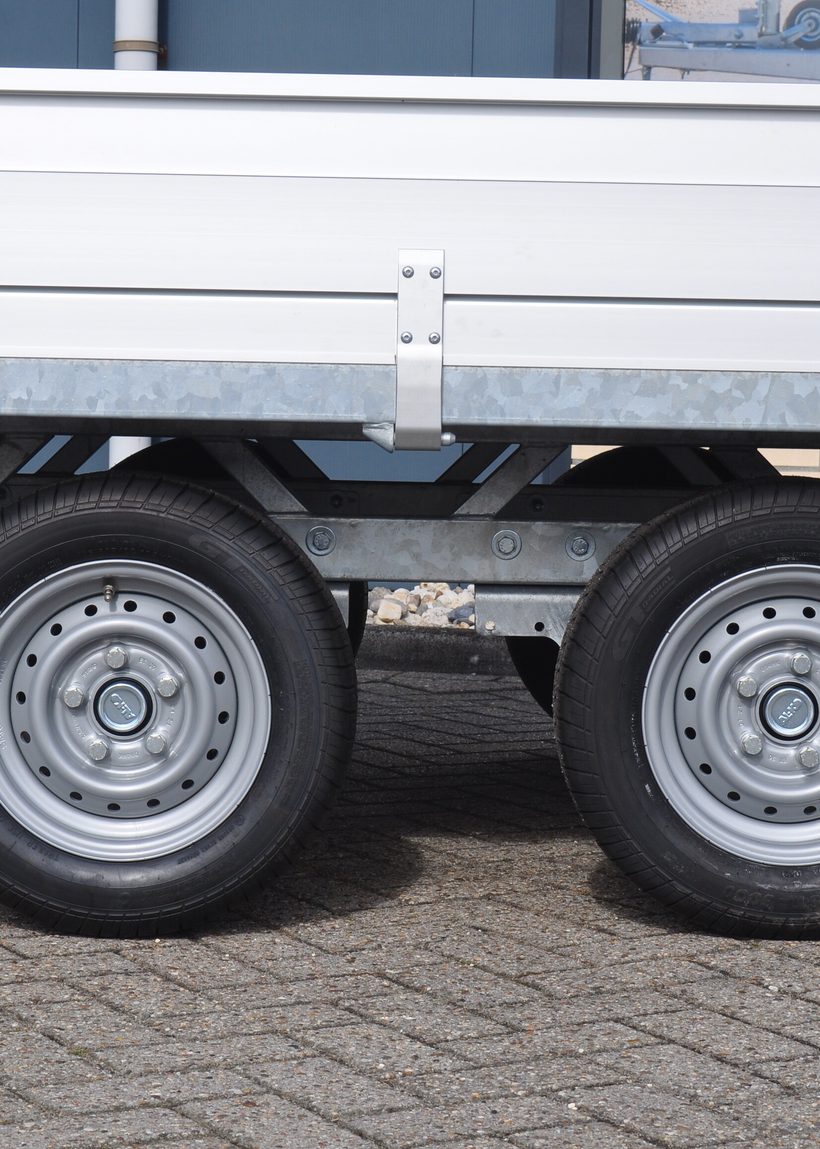 Hulco Geremde Hulco Medax plateauwagen - 335x183 cm - 3000 kg bruto laadvermogen - 30 cm borden