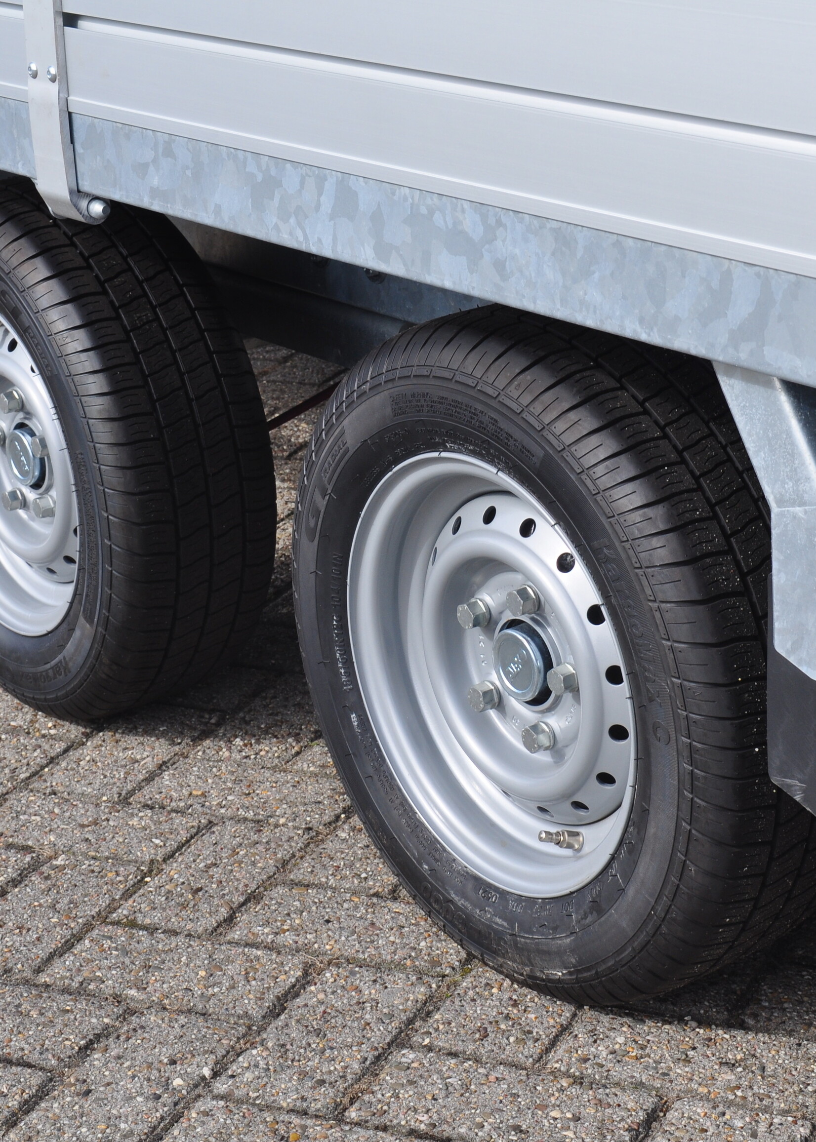 Hulco Geremde Hulco Medax plateauwagen - 335x183 cm - 3000 kg bruto laadvermogen - 30 cm borden
