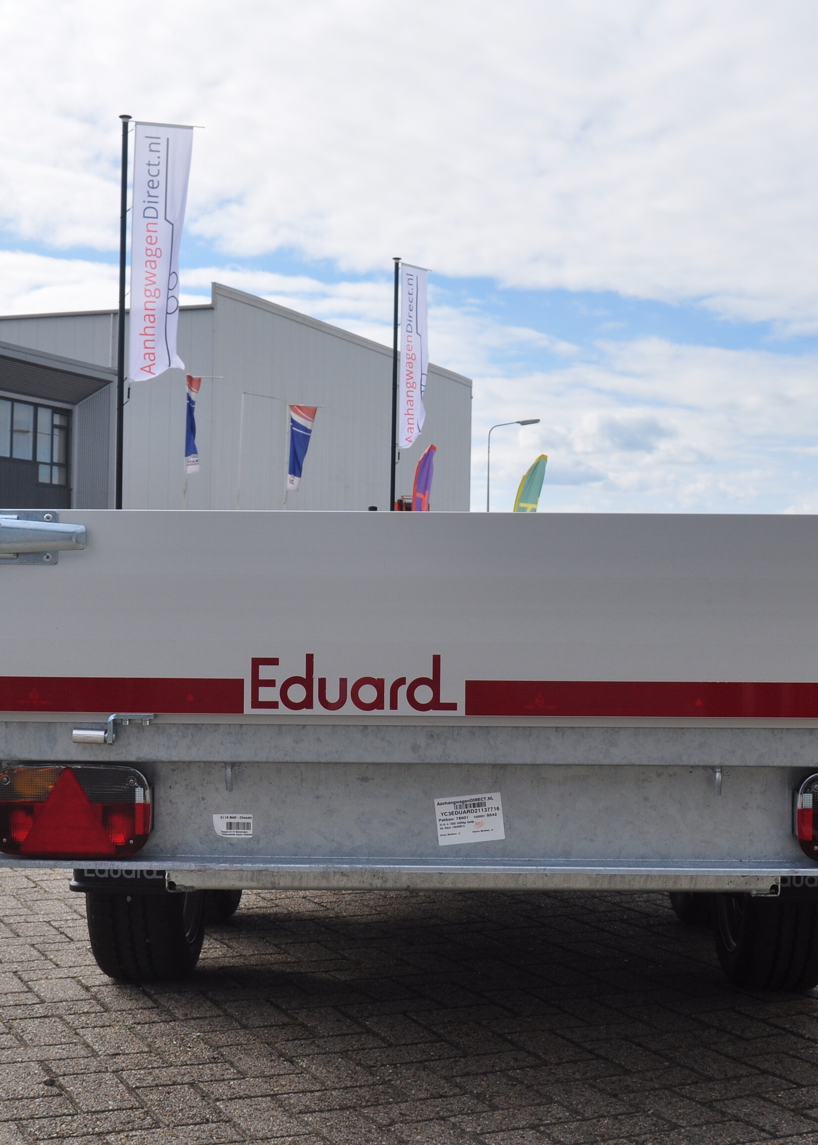 Eduard Achterwaartse kipper 310x160 cm - 2000 kg - handpomp - voorzien van 30 cm borden