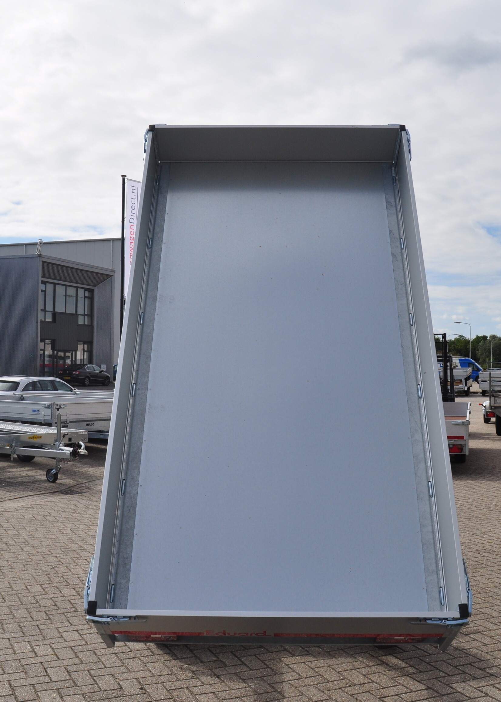 Eduard Achterwaartse kipper 310x160 cm - 2000 kg - handpomp - voorzien van 30 cm borden