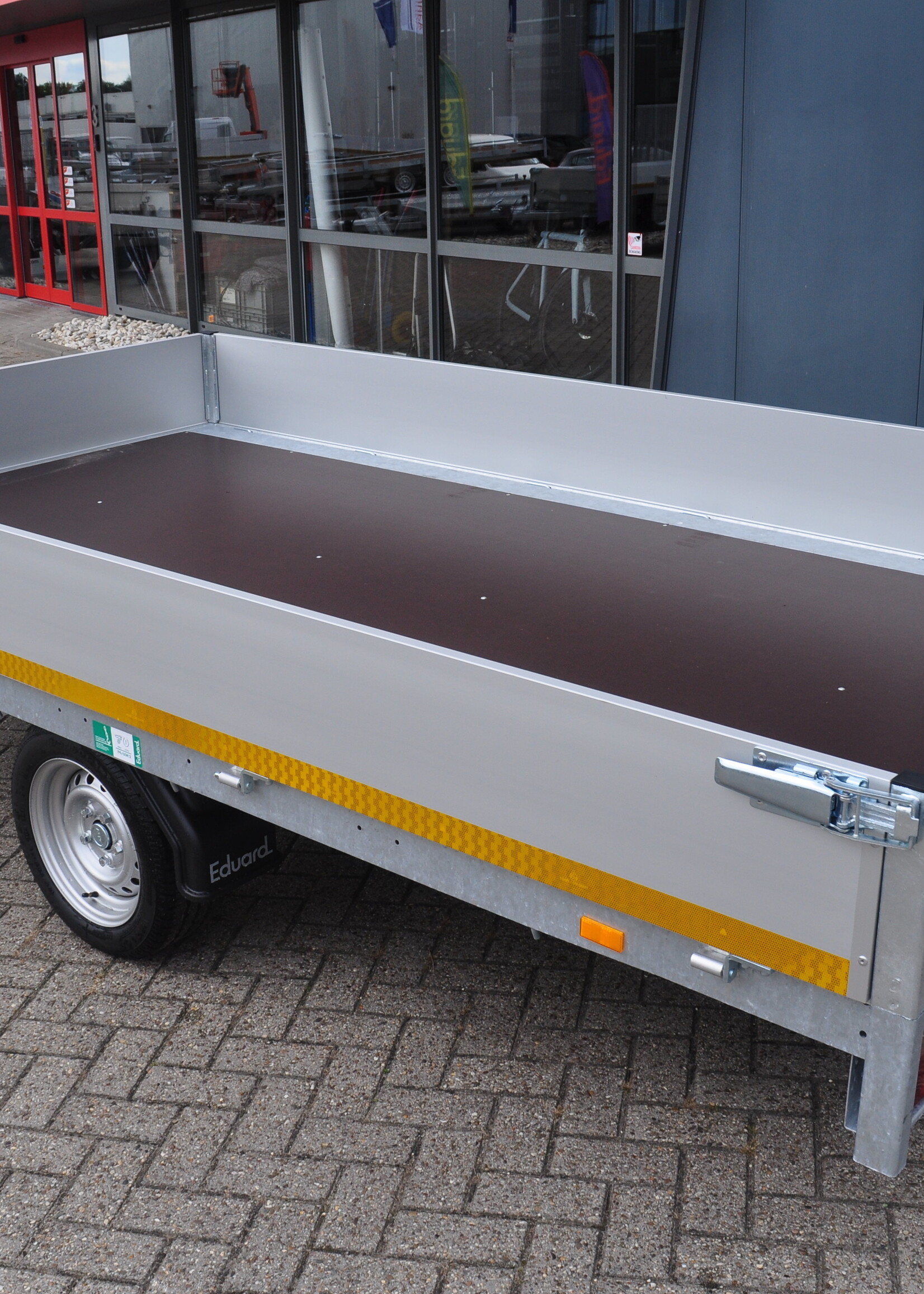 Eduard Geremde Eduard plateauwagen - 310x180 cm - 1500 kg bruto laadvermogen - 63 cm laadvloerhoogte - 30 cm borden