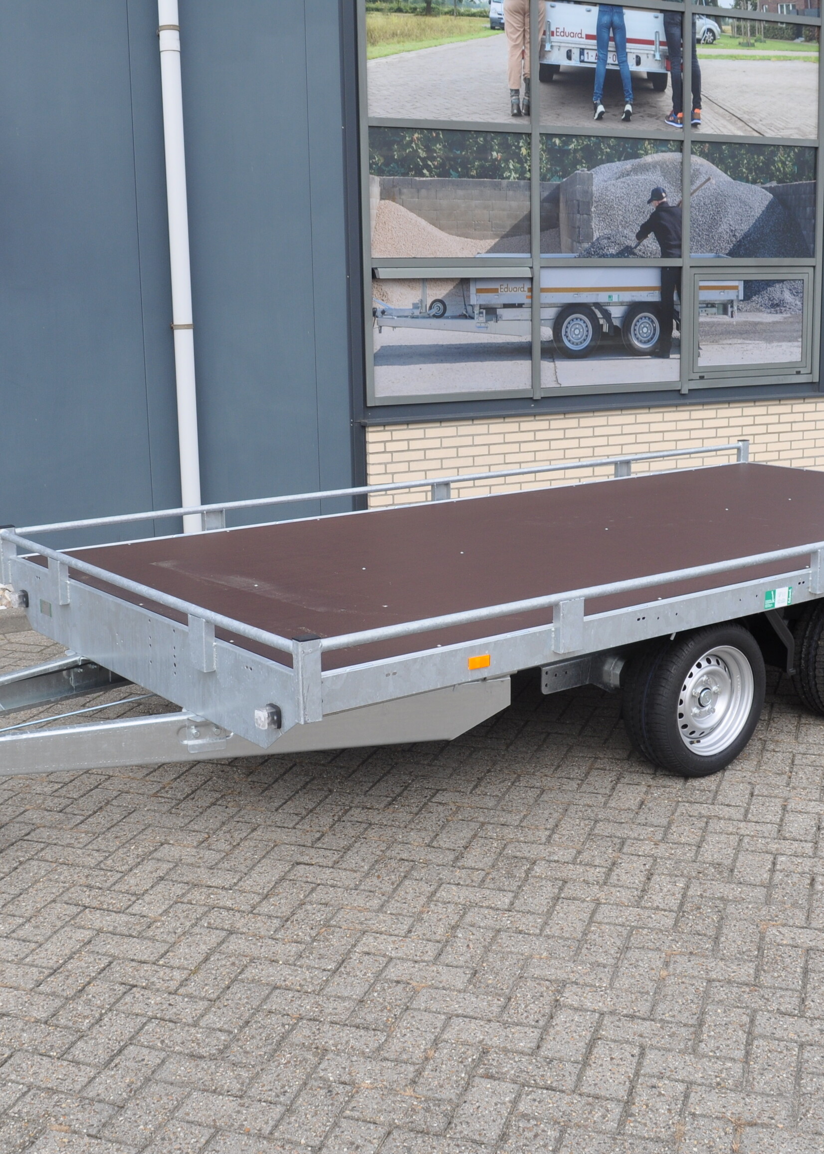 Eduard Geremde Eduard autotransporter - 406x200 cm - 3000 kg bruto laadvermogen - 63 cm laadvloerhoogte - 10 cm hoge reling - inclusief oprijplaten