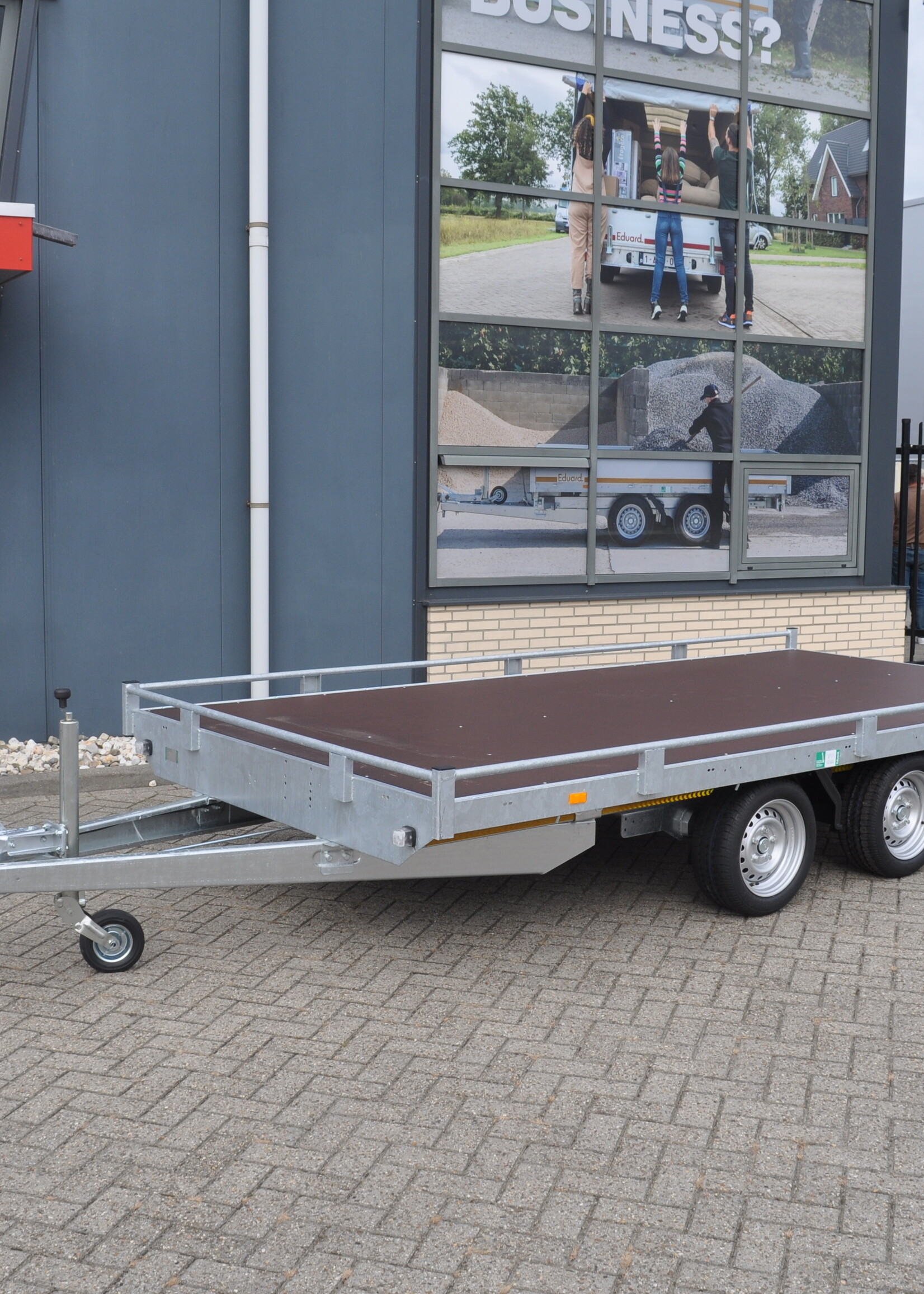 Eduard Geremde Eduard autotransporter - 406x200 cm - 3000 kg bruto laadvermogen - 63 cm laadvloerhoogte - 10 cm hoge reling - inclusief oprijplaten