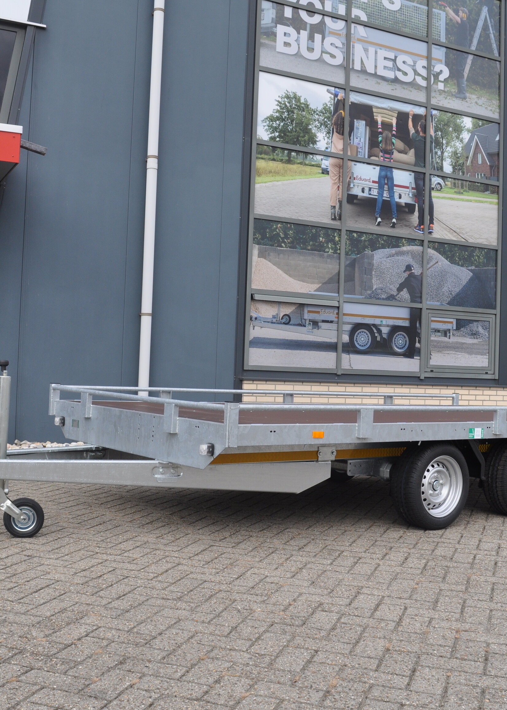Eduard Geremde Eduard autotransporter - 406x200 cm - 3000 kg bruto laadvermogen - 63 cm laadvloerhoogte - 10 cm hoge reling - inclusief oprijplaten