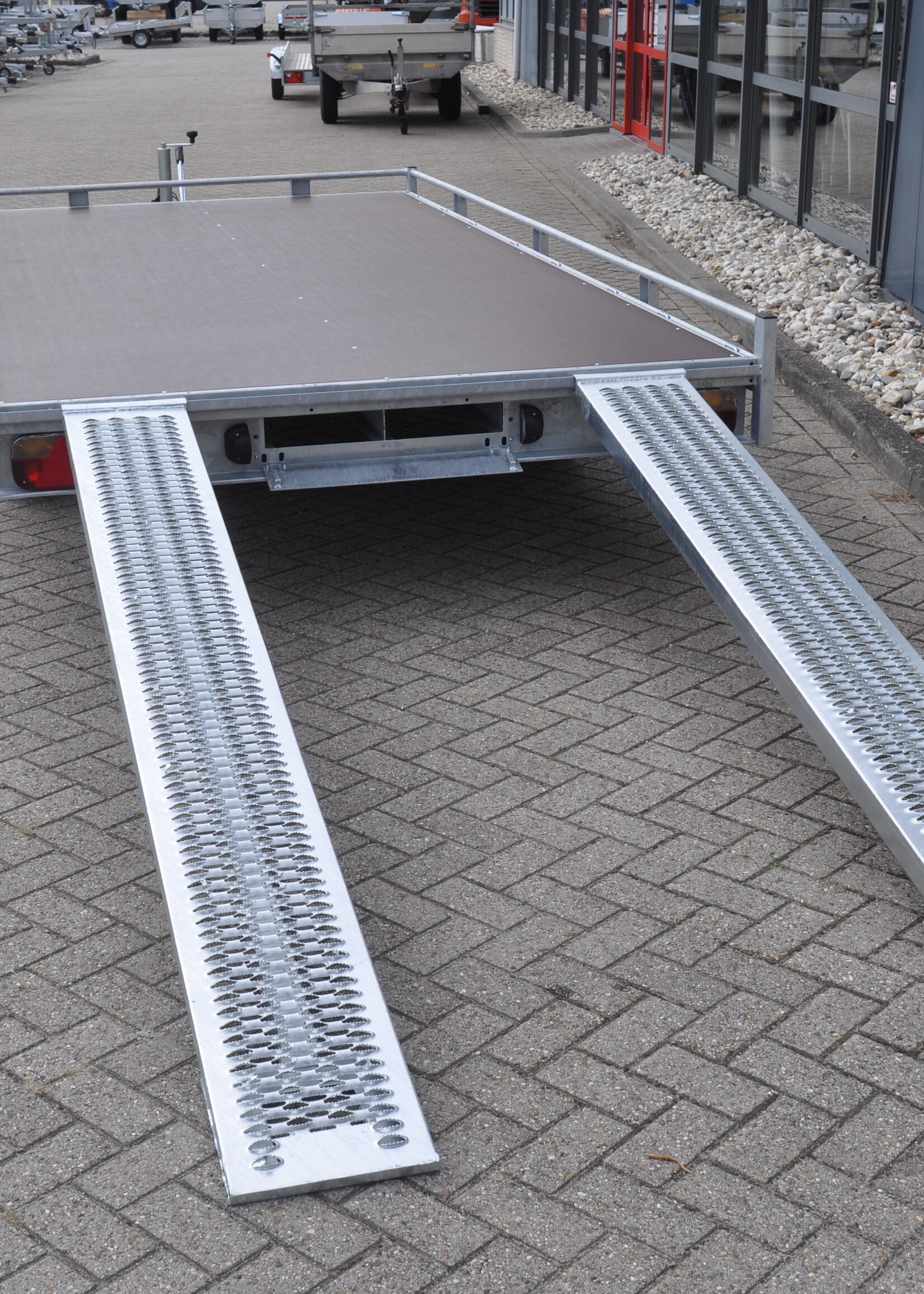 Eduard Geremde Eduard autotransporter - 406x200 cm - 3000 kg bruto laadvermogen - 63 cm laadvloerhoogte - 10 cm hoge reling - inclusief oprijplaten