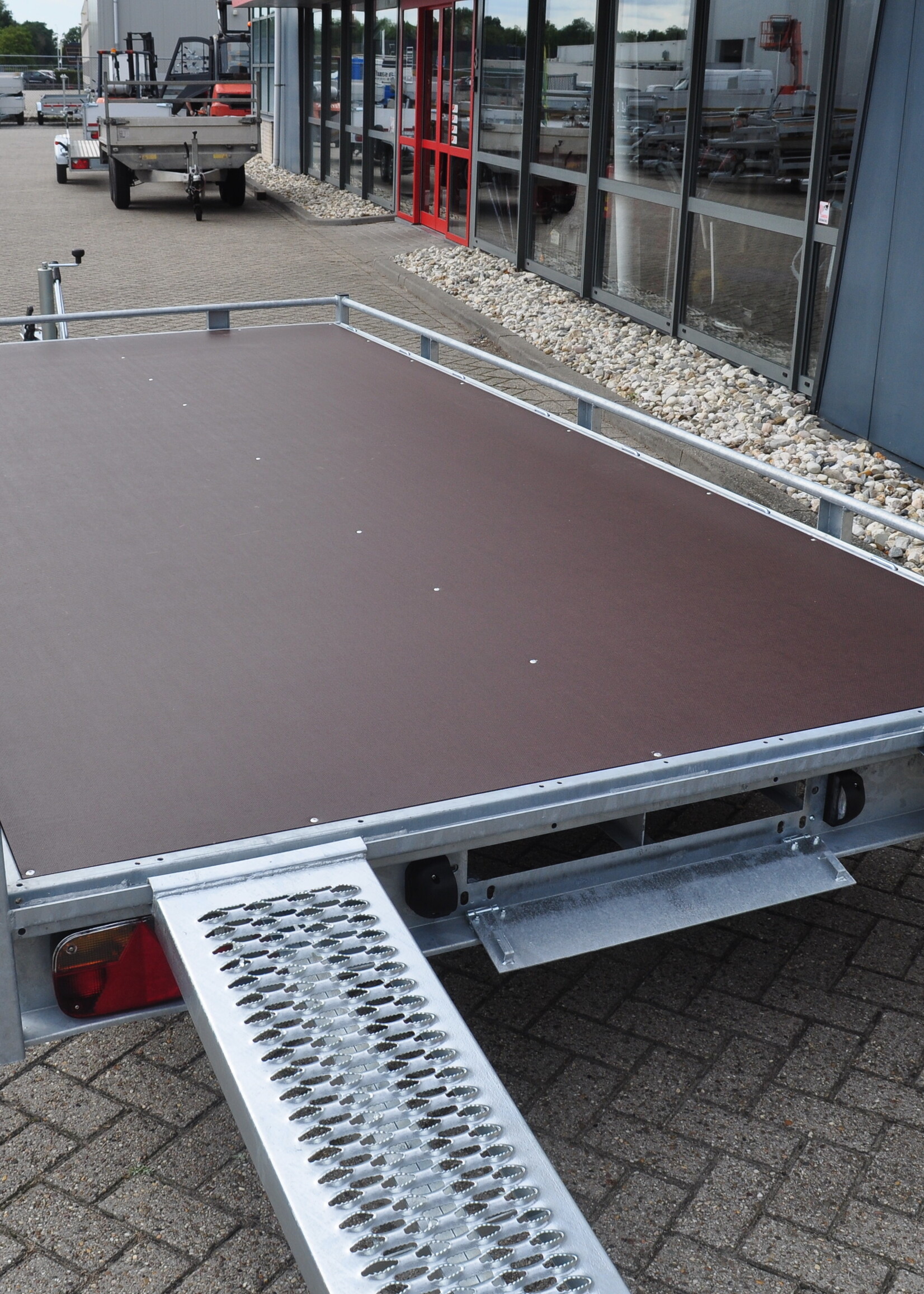 Eduard Geremde Eduard autotransporter - 406x200 cm - 3000 kg bruto laadvermogen - 63 cm laadvloerhoogte - 10 cm hoge reling - inclusief oprijplaten