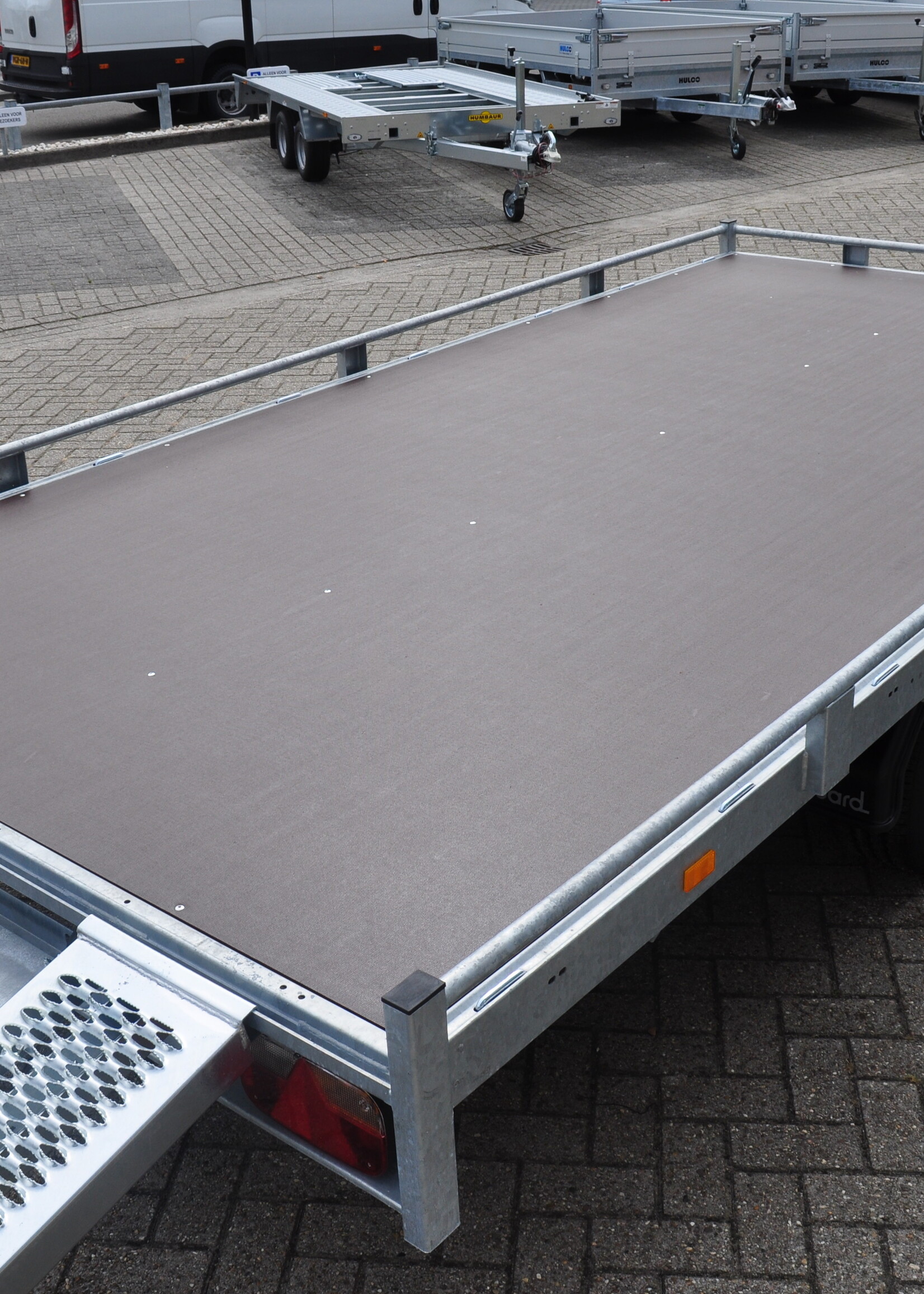 Eduard Geremde Eduard autotransporter - 406x200 cm - 3000 kg bruto laadvermogen - 63 cm laadvloerhoogte - 10 cm hoge reling - inclusief oprijplaten