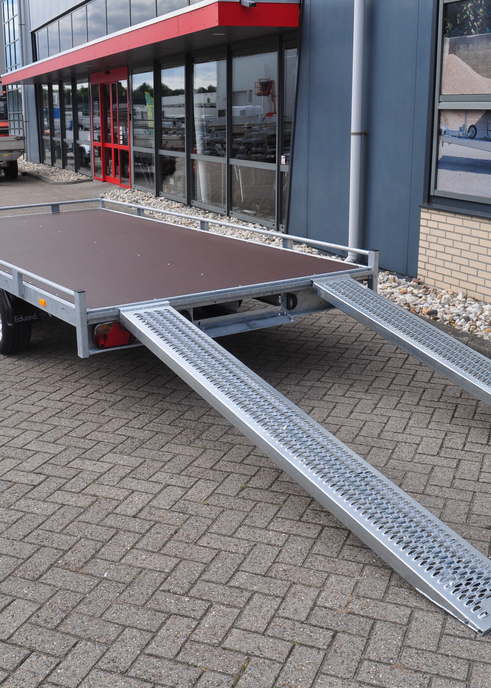 Eduard Geremde Eduard autotransporter - 406x200 cm - 3000 kg bruto laadvermogen - 63 cm laadvloerhoogte - 10 cm hoge reling - inclusief oprijplaten