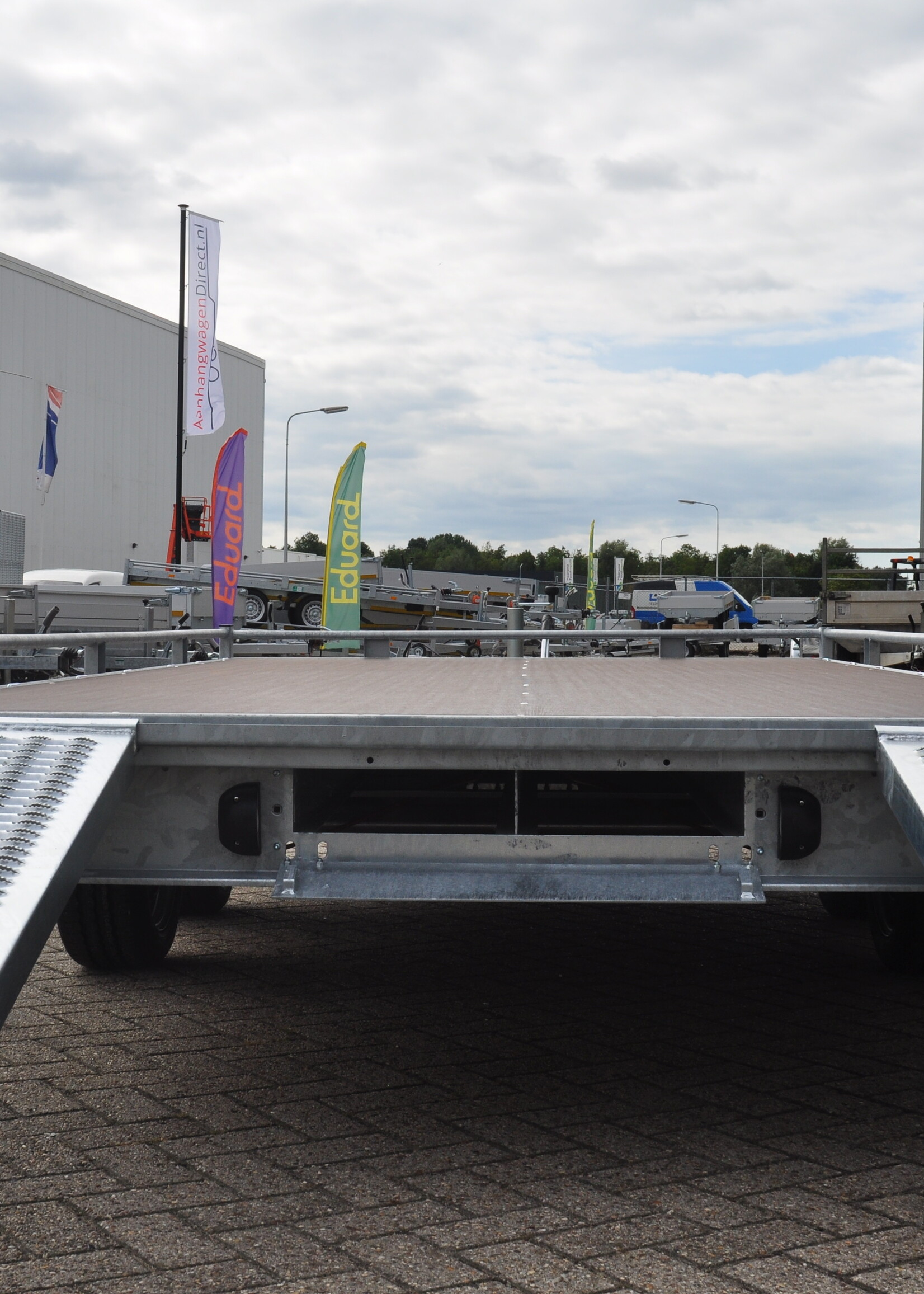 Eduard Geremde Eduard autotransporter - 406x200 cm - 3000 kg bruto laadvermogen - 63 cm laadvloerhoogte - 10 cm hoge reling - inclusief oprijplaten