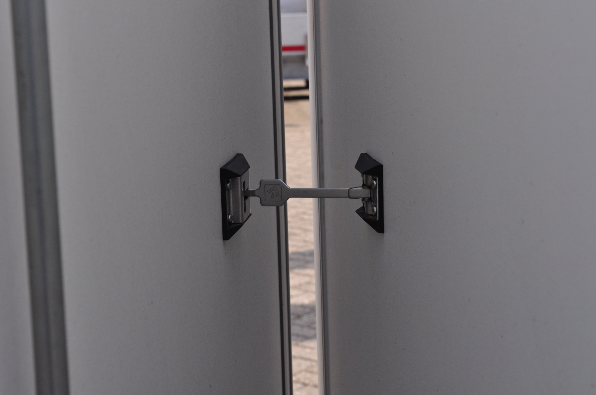 Humbaur HK 752513-15P gesloten aanhanger - 750 kg bruto laadvermogen - 251x132x152 cm laadoppervlak - ongeremd