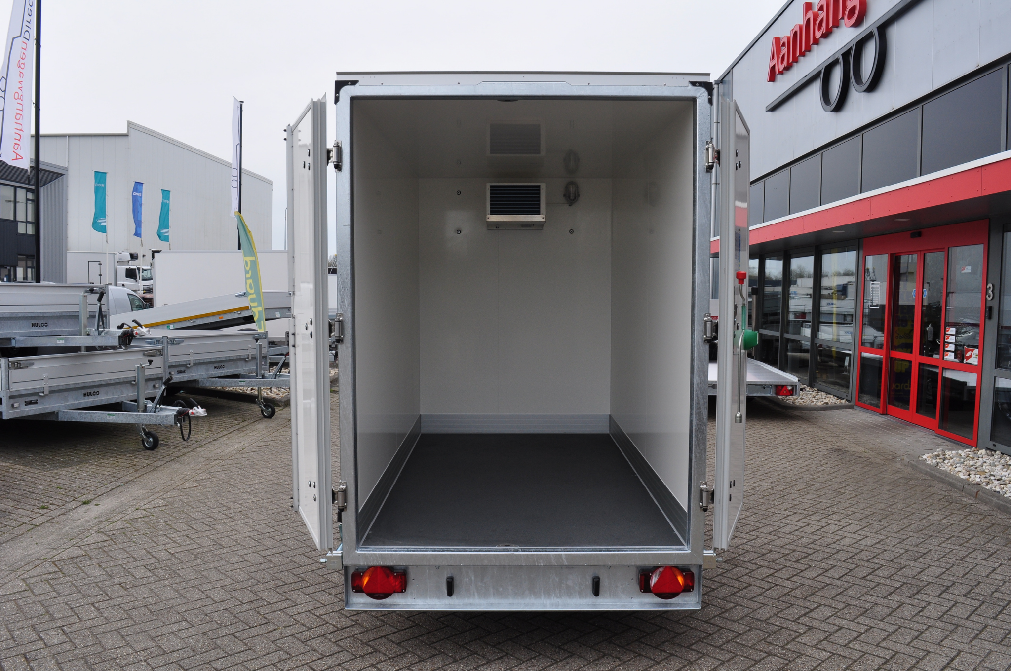 Humbaur HGK 13 27 16 - 21 PF 60 Deluxe - 1300 kg bruto laadvermogen - 263x147 cm laadoppervlakte - geremd
