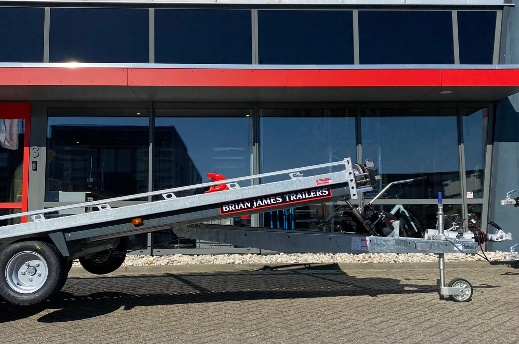 Brian James T autotransporter - 500x210 cm laadoppervlakte -3500 kg bruto laadvermogen - hydraulisch kantelbaar met oprijklep