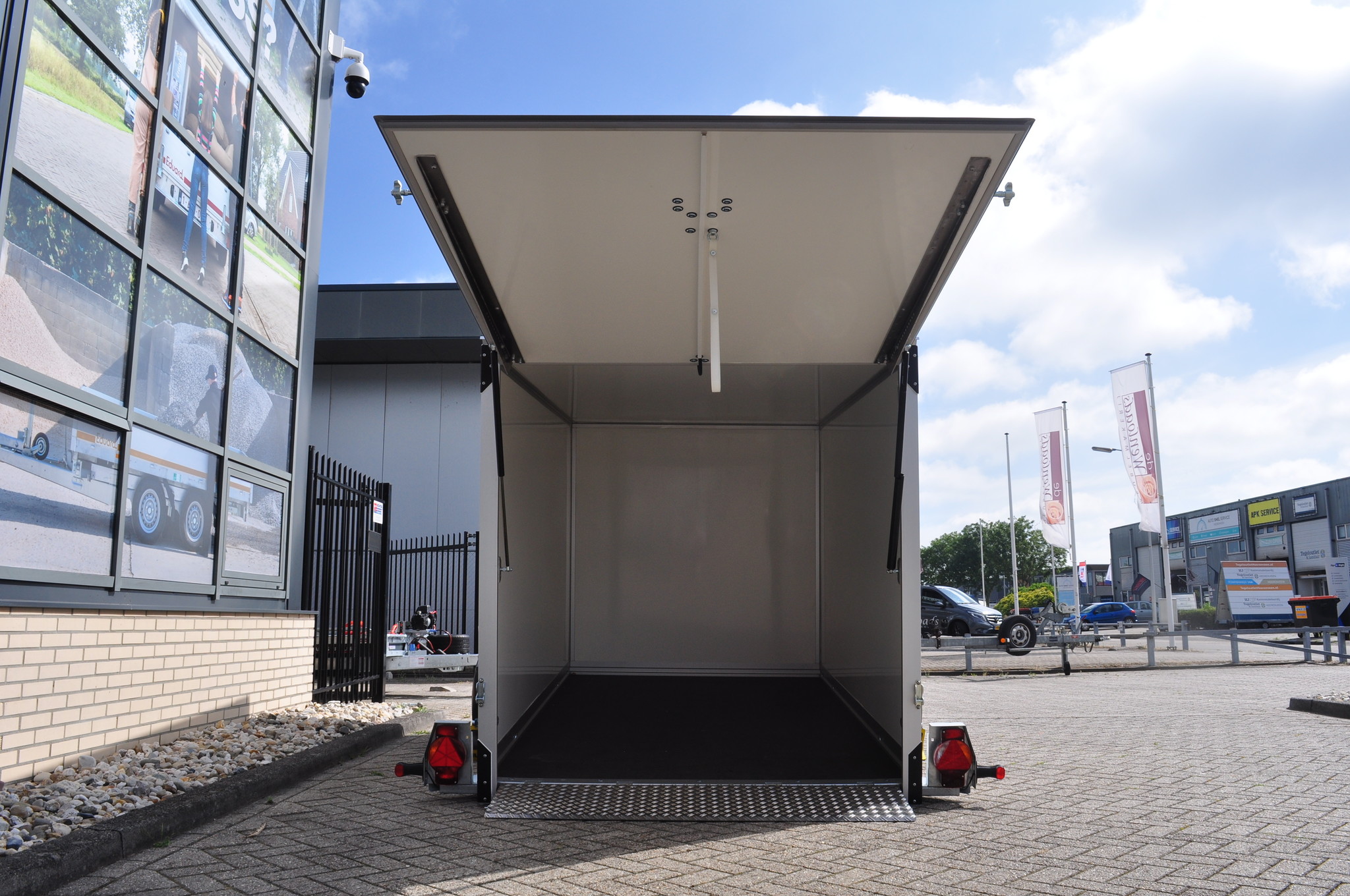 Humbaur HKT zakbare gesloten aanhanger - 1800 kg bruto laadvermogen - 310x176x180 cm laadoppervlak - geremd