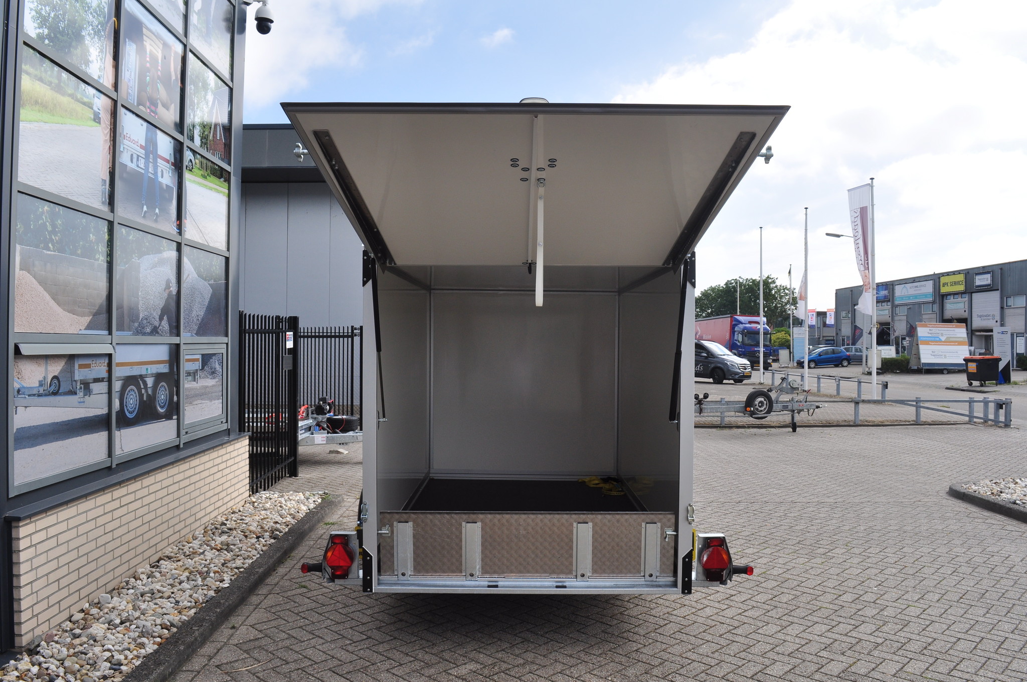 Humbaur HKT zakbare gesloten aanhanger - 1800 kg bruto laadvermogen - 310x176x180 cm laadoppervlak - geremd