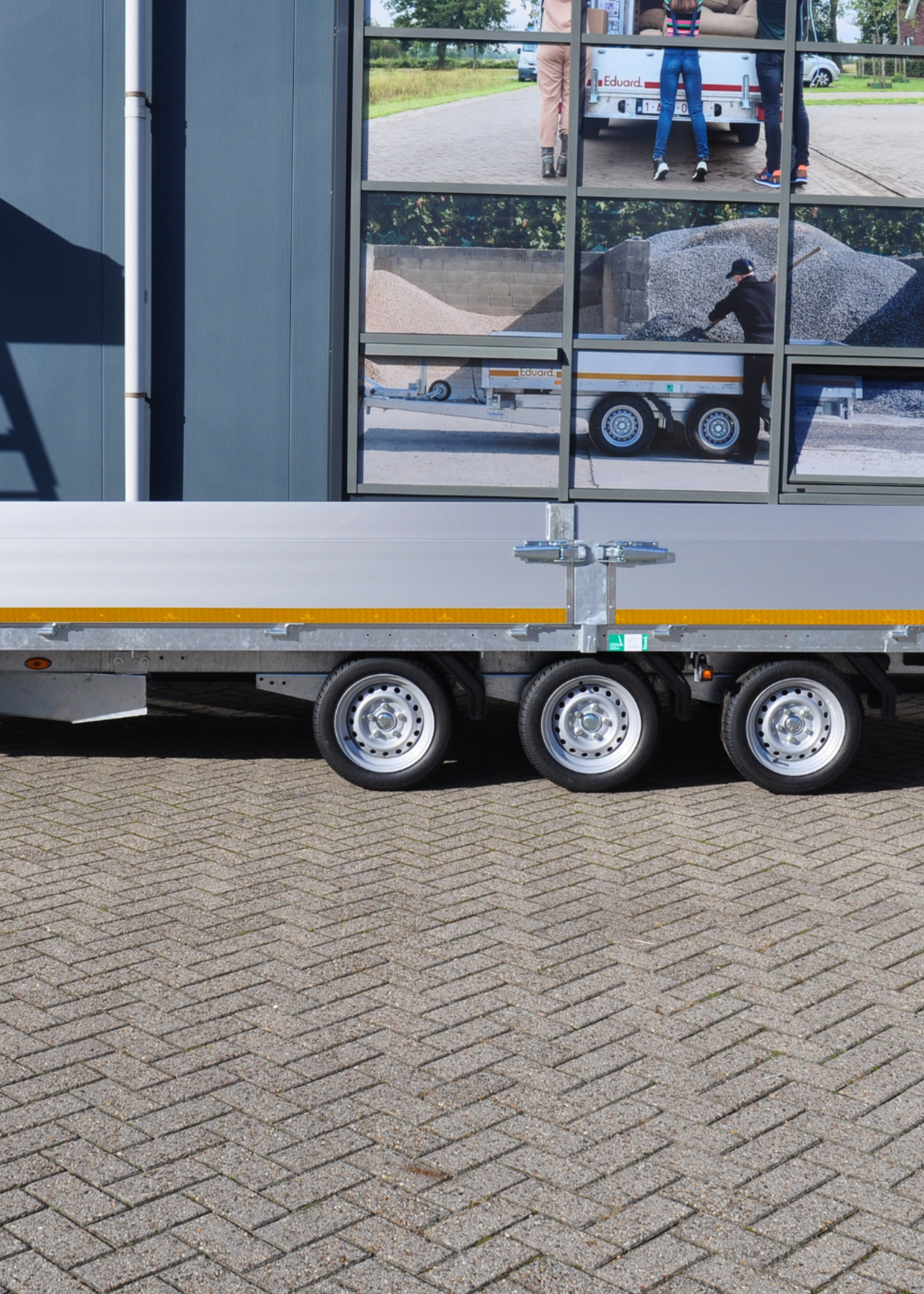 Eduard Geremde Eduard multitransporter - 606x200 cm - 3500 kg bruto laadvermogen - 63 cm laadvloerhoogte - 30 cm borden - inclusief oprijplaten en handlier - tridem asser