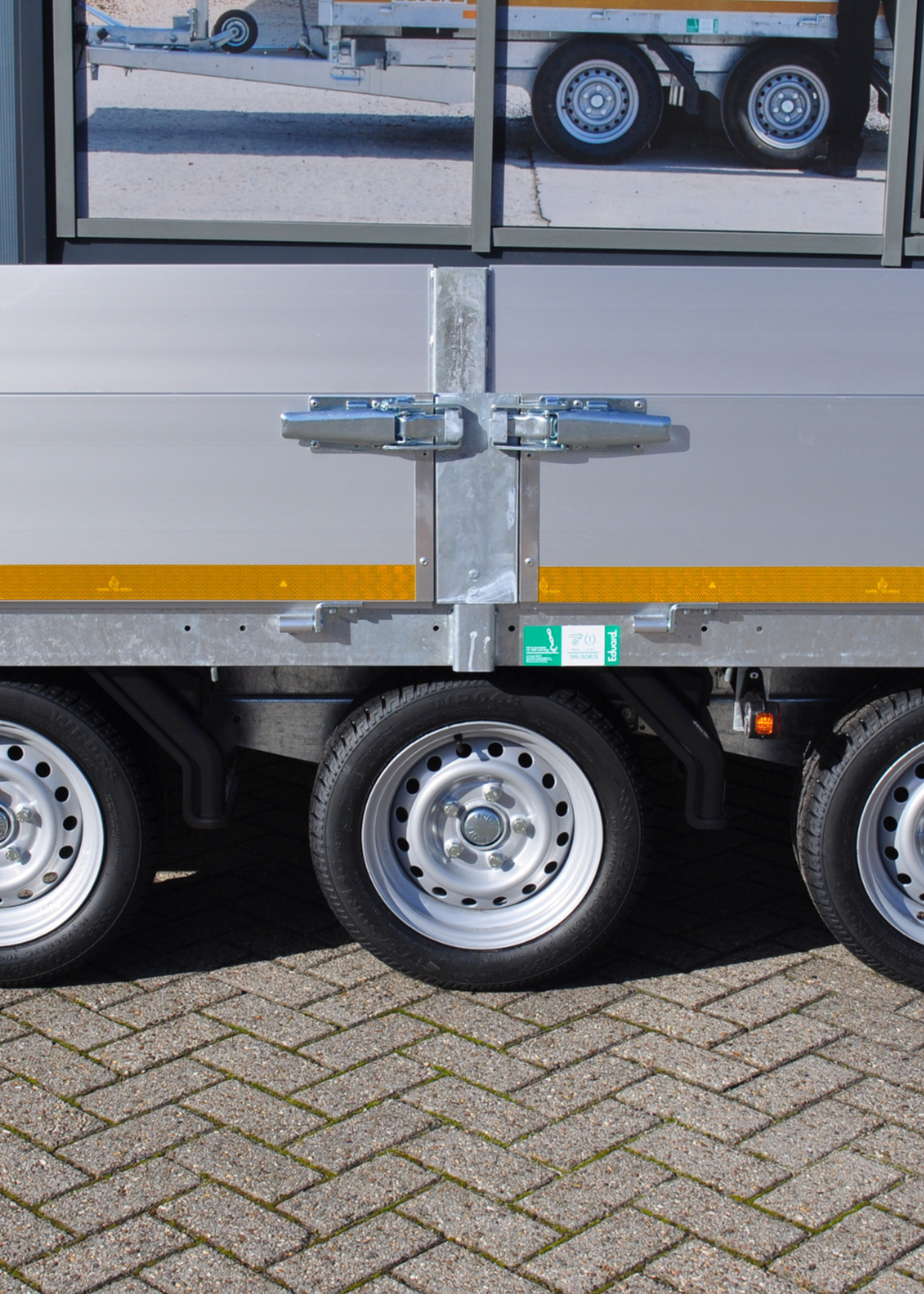 Eduard Geremde Eduard multitransporter - 606x200 cm - 3500 kg bruto laadvermogen - 63 cm laadvloerhoogte - 30 cm borden - inclusief oprijplaten en handlier - tridem asser