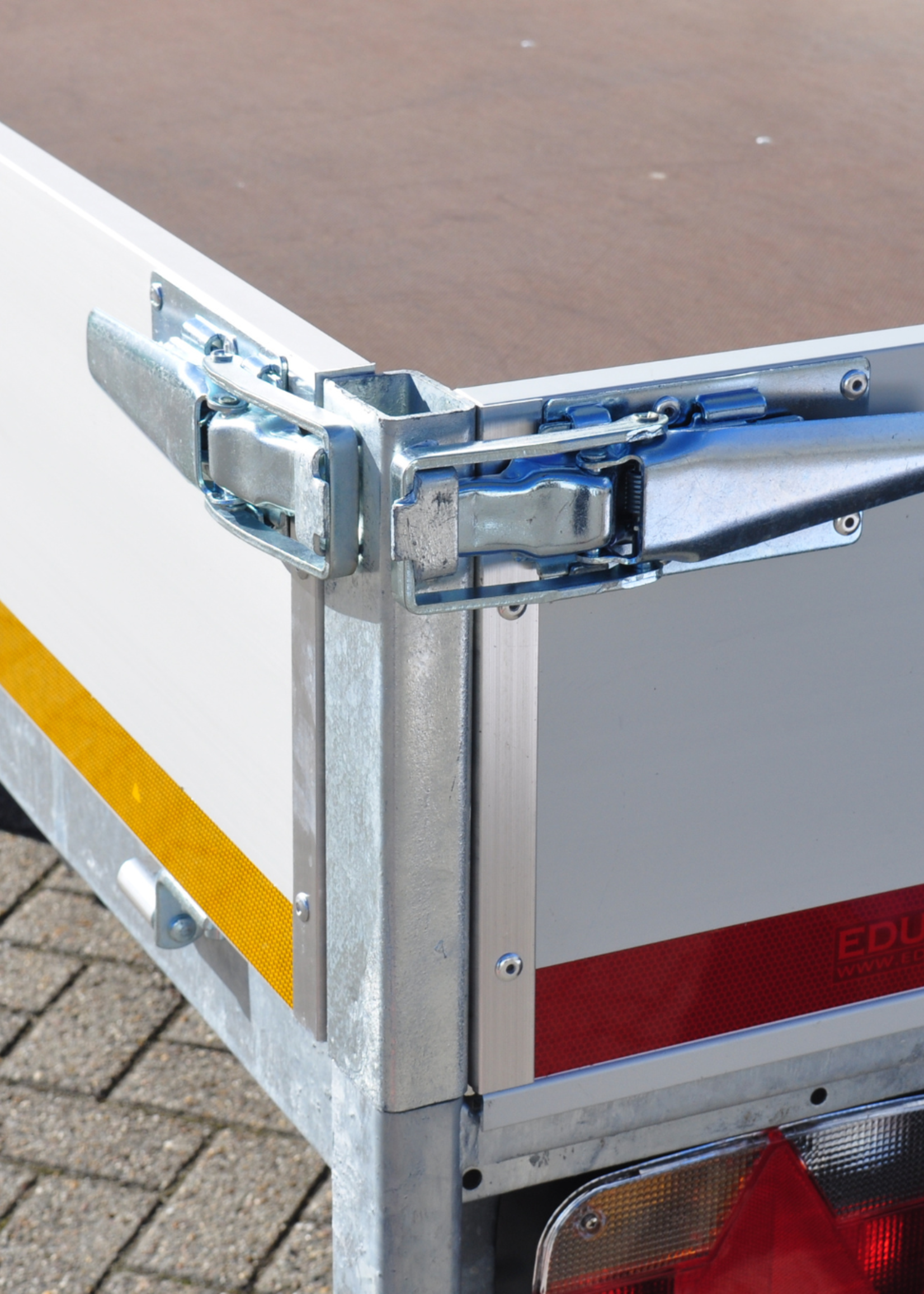 Eduard Geremde Eduard multitransporter - 606x200 cm - 3500 kg bruto laadvermogen - 63 cm laadvloerhoogte - 30 cm borden - inclusief oprijplaten en handlier - tridem asser
