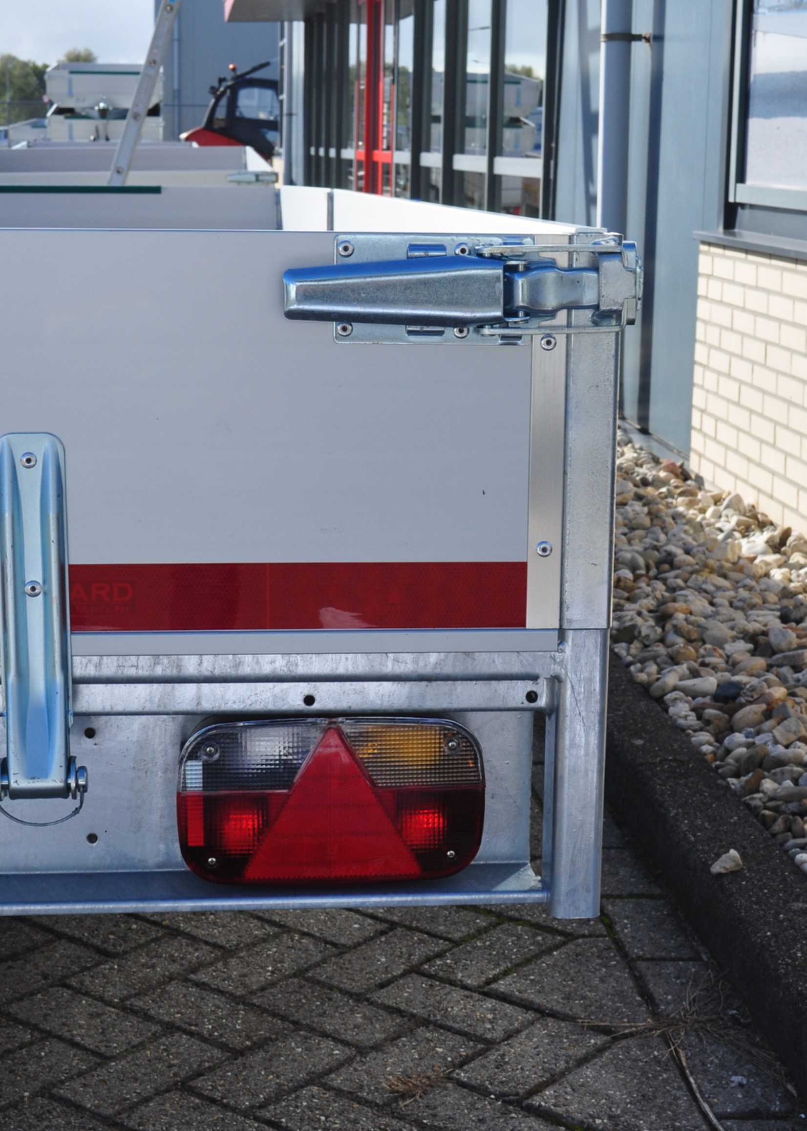 Eduard Geremde Eduard multitransporter - 606x200 cm - 3500 kg bruto laadvermogen - 63 cm laadvloerhoogte - 30 cm borden - inclusief oprijplaten en handlier - tridem asser