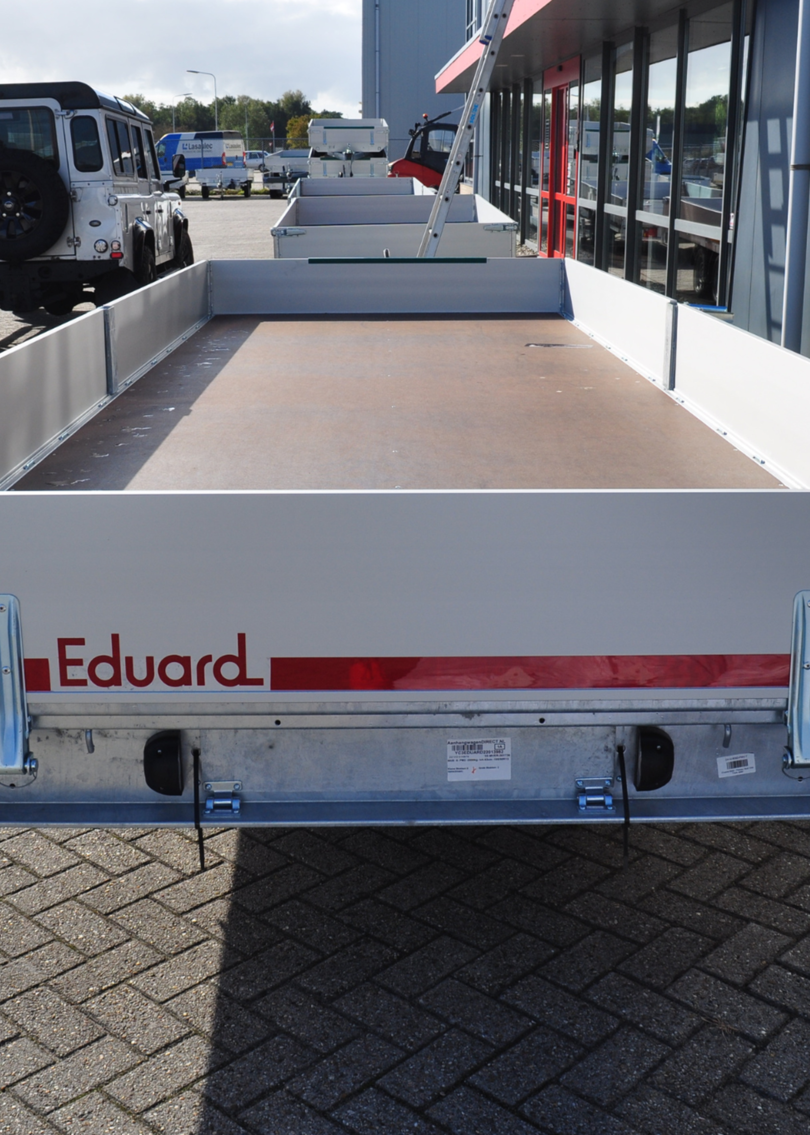 Eduard Geremde Eduard multitransporter - 606x200 cm - 3500 kg bruto laadvermogen - 63 cm laadvloerhoogte - 30 cm borden - inclusief oprijplaten en handlier - tridem asser