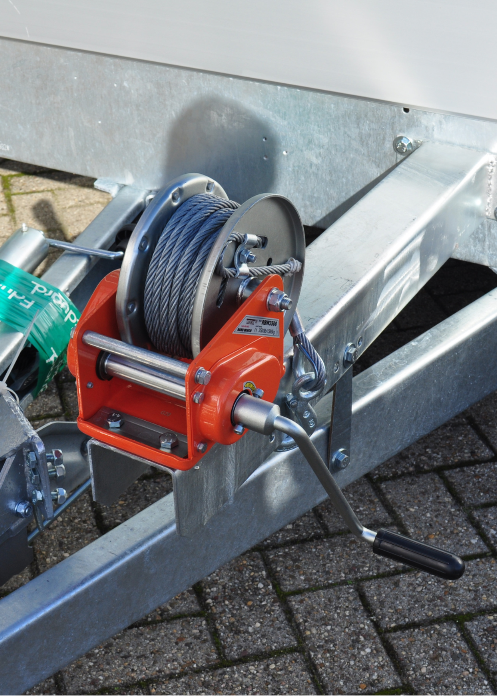 Eduard Geremde Eduard multitransporter - 606x200 cm - 3500 kg bruto laadvermogen - 63 cm laadvloerhoogte - 30 cm borden - inclusief oprijplaten en handlier - tridem asser