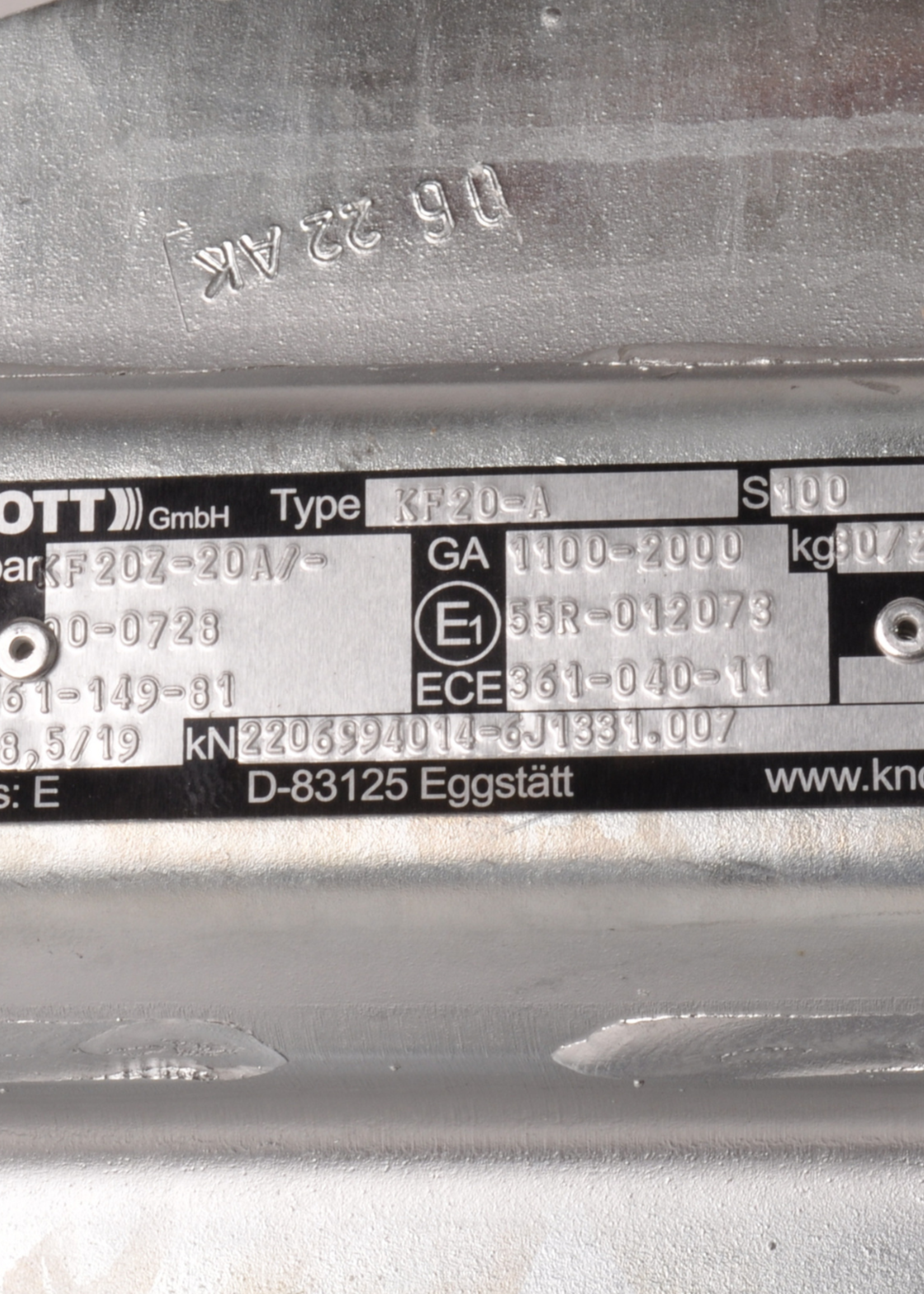 Knott Knott oplooprem aanhanger KF20 – 2000 kg - inclusief neuswielconsole – v-dissel aansluiting