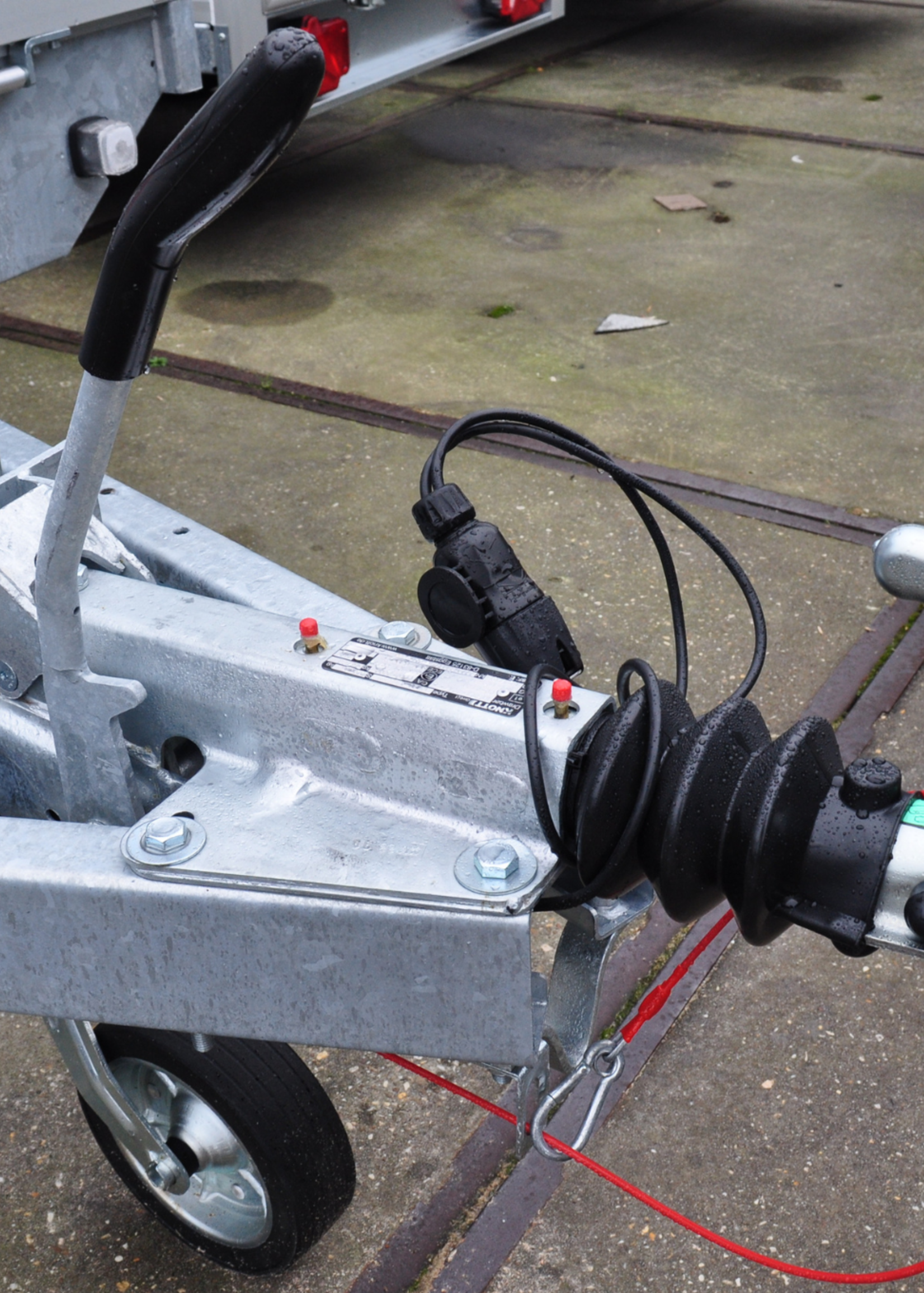 Knott Knott oplooprem aanhanger KF20 – 2000 kg - inclusief neuswielconsole – v-dissel aansluiting