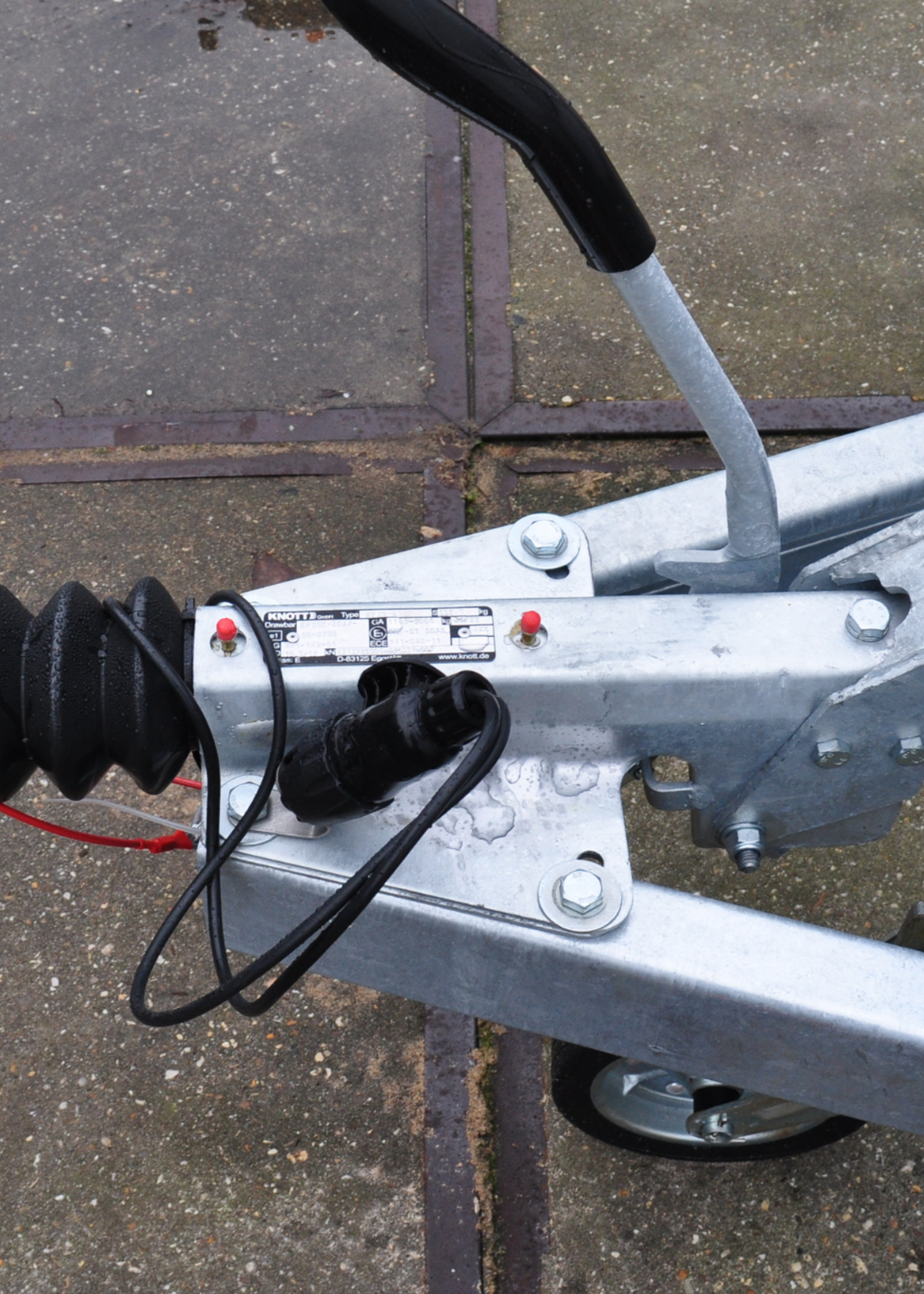 Knott Knott oplooprem aanhanger KF20 – 2000 kg - inclusief neuswielconsole – v-dissel aansluiting