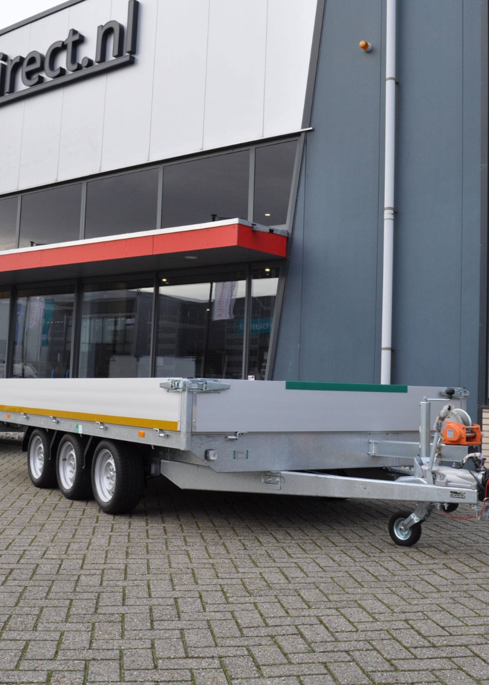 Eduard Geremde Eduard multitransporter - 406x220 cm - 3500 kg bruto laadvermogen - 63 cm laadvloerhoogte - 30 cm borden - inclusief oprijplaten en handlier - tridem asser
