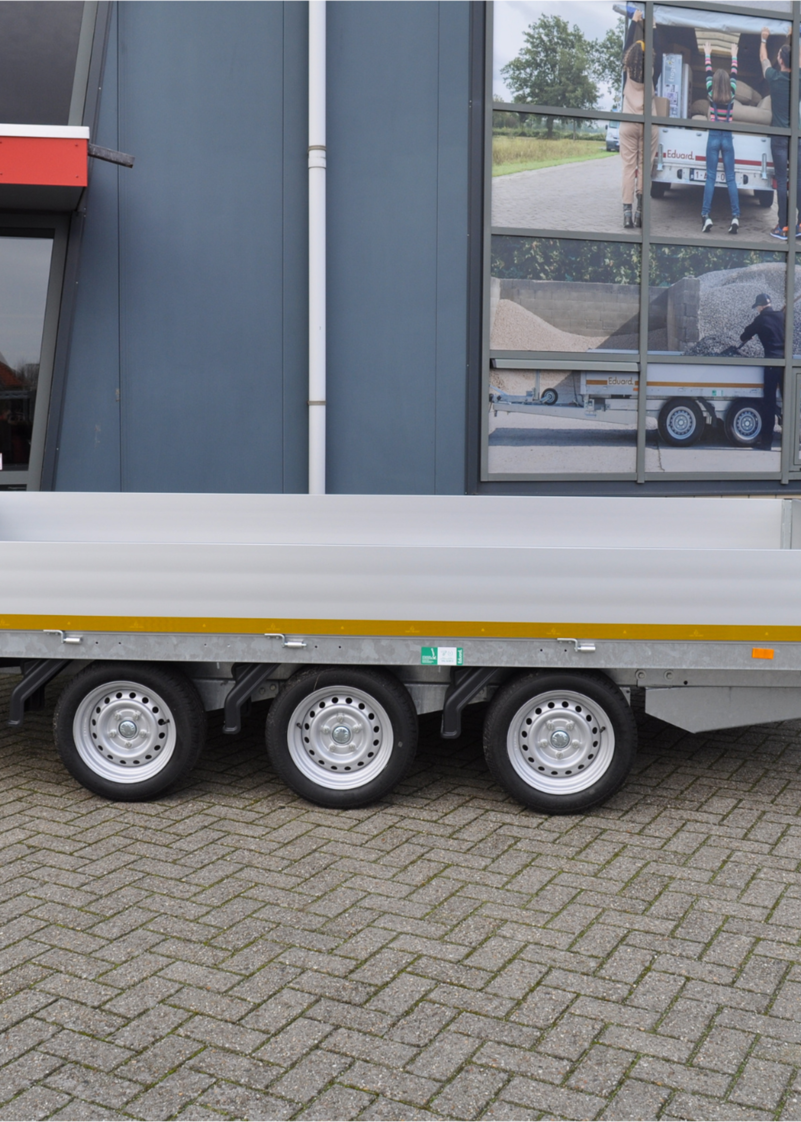 Eduard Geremde Eduard multitransporter - 406x220 cm - 3500 kg bruto laadvermogen - 63 cm laadvloerhoogte - 30 cm borden - inclusief oprijplaten en handlier - tridem asser
