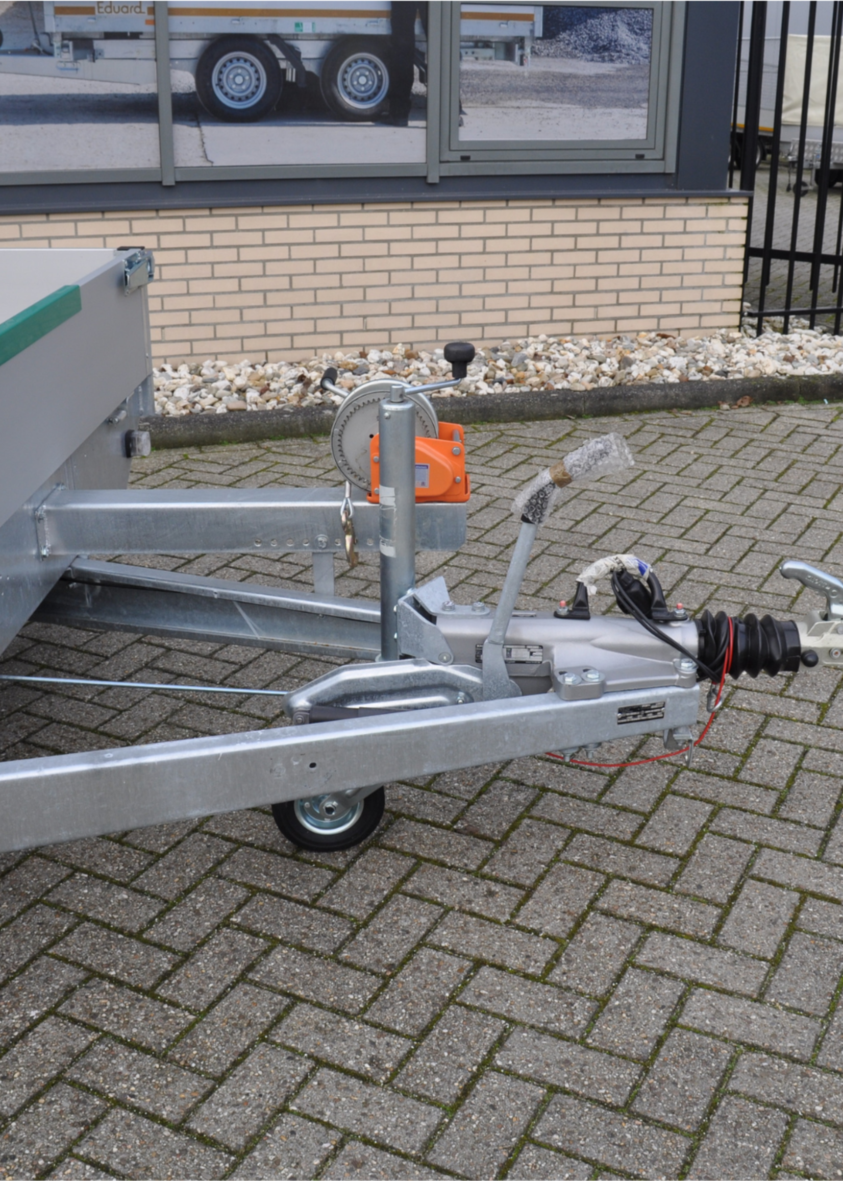 Eduard Geremde Eduard multitransporter - 406x220 cm - 3500 kg bruto laadvermogen - 63 cm laadvloerhoogte - 30 cm borden - inclusief oprijplaten en handlier - tridem asser
