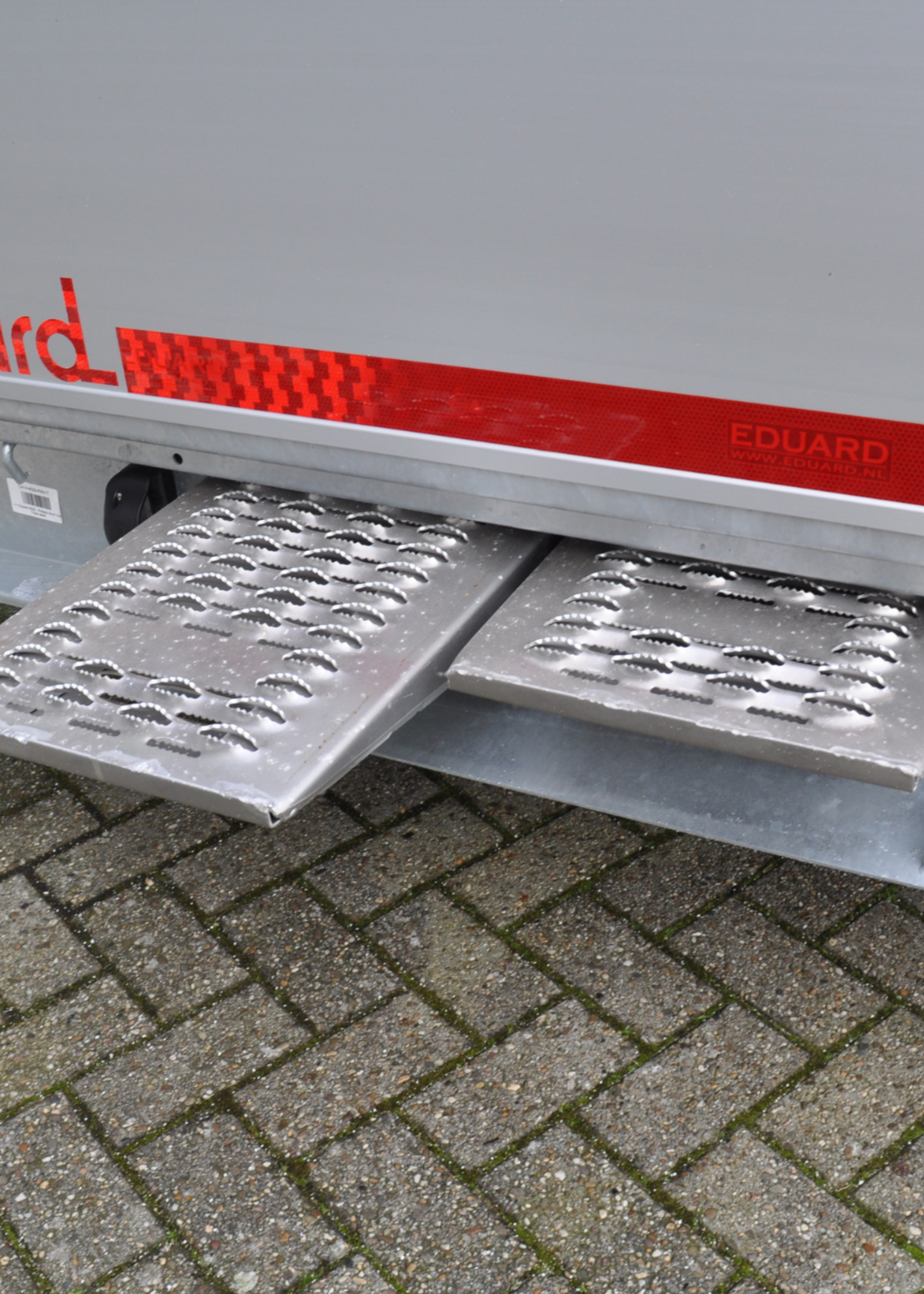 Eduard Geremde Eduard multitransporter - 406x220 cm - 3500 kg bruto laadvermogen - 63 cm laadvloerhoogte - 30 cm borden - inclusief oprijplaten en handlier - tridem asser
