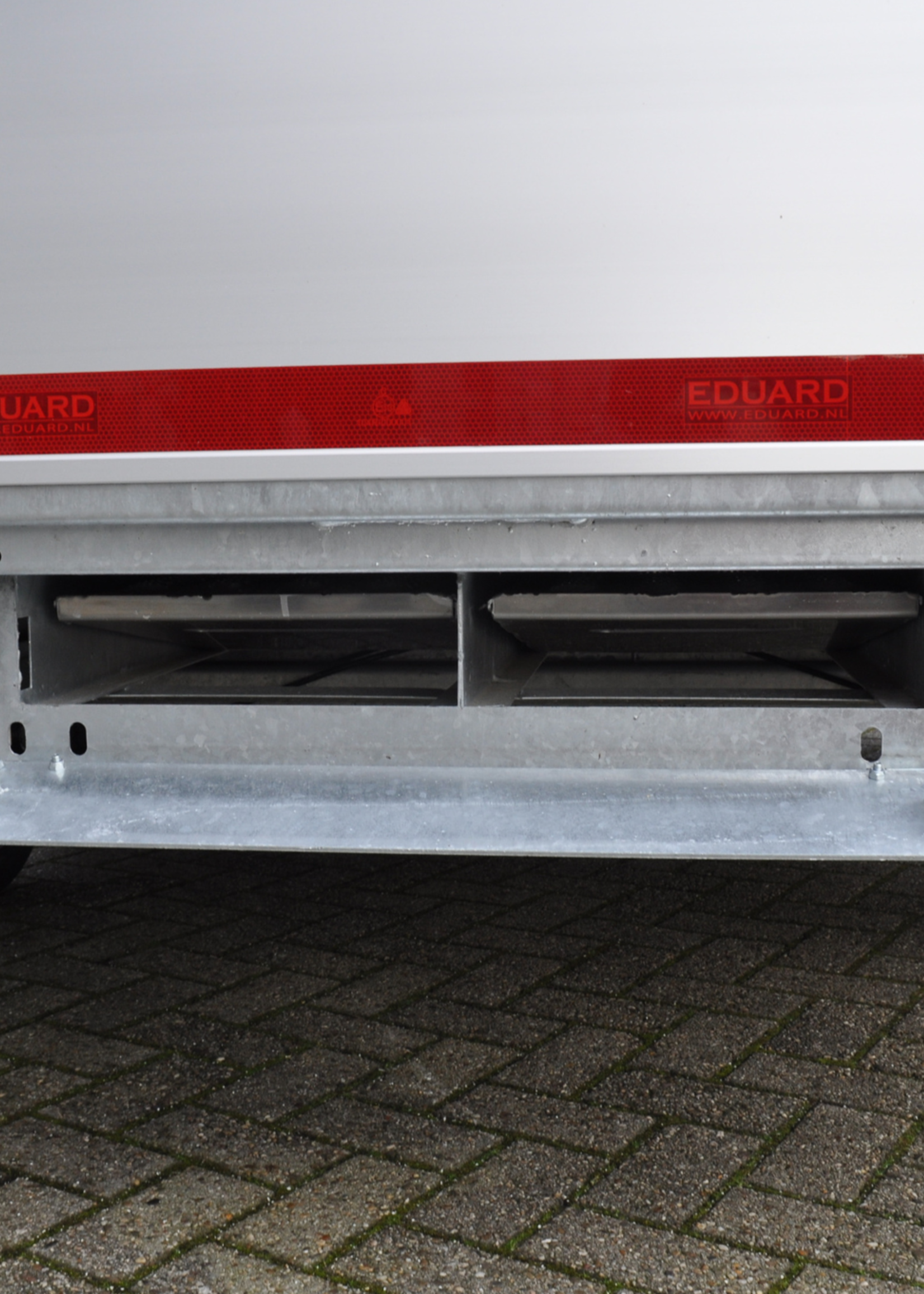 Eduard Geremde Eduard multitransporter - 406x220 cm - 3500 kg bruto laadvermogen - 63 cm laadvloerhoogte - 30 cm borden - inclusief oprijplaten en handlier - tridem asser