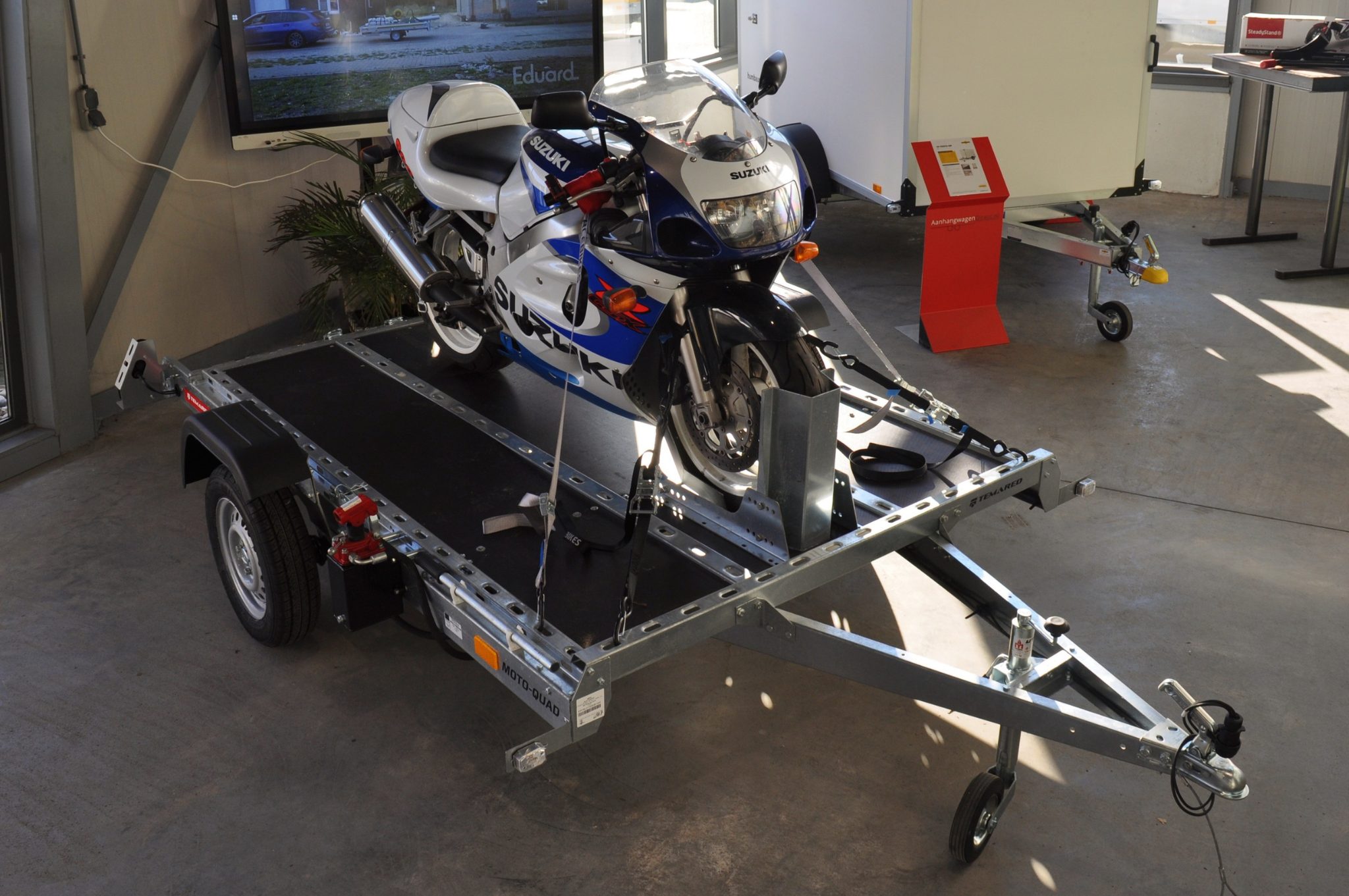 Zakbare motortrailer - 246x160 cm - 750 kg - ongeremd - motor/quad trailer - voorzien van handpomp