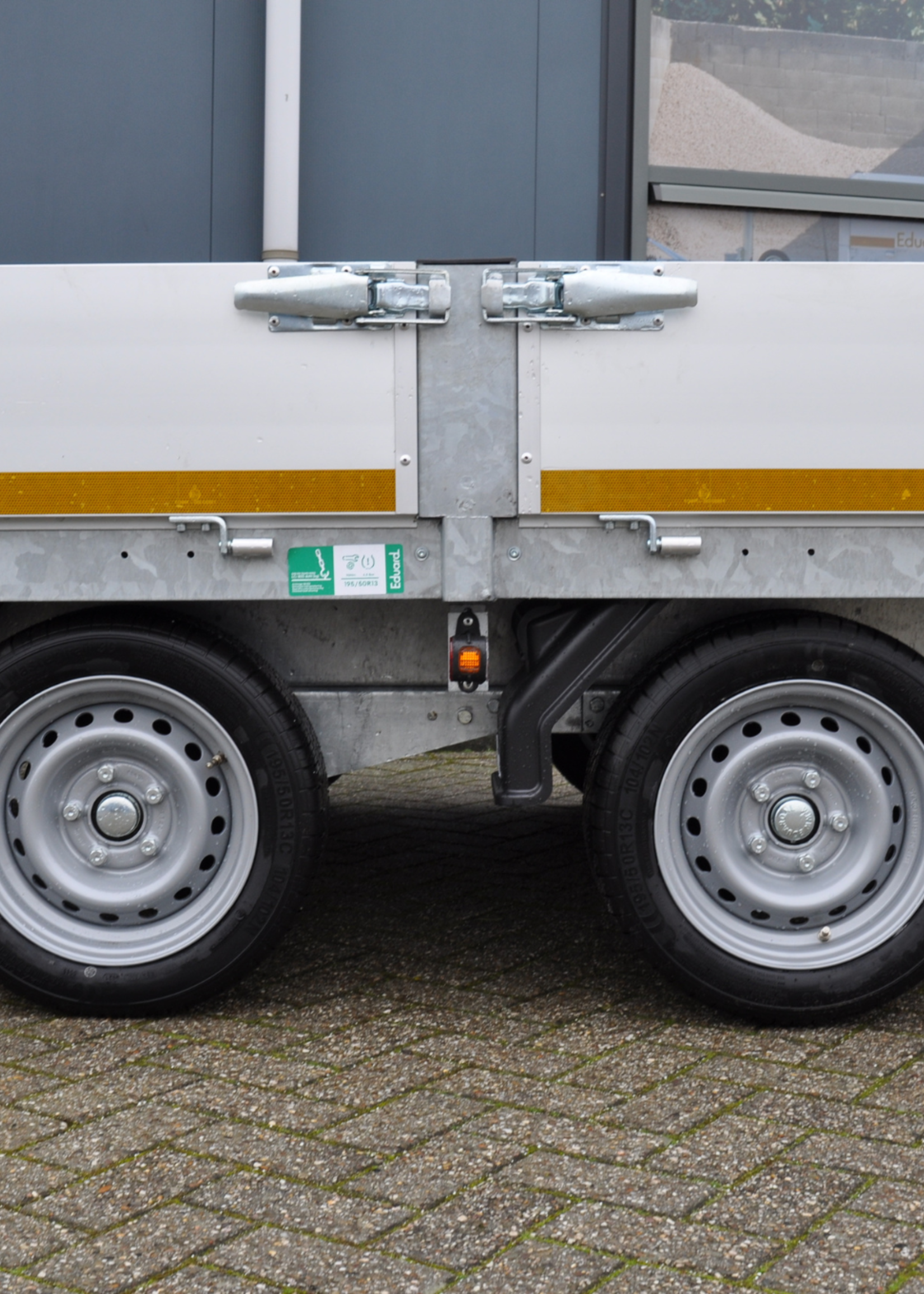 Eduard Geremde Eduard multitransporter - 506x200 cm - 3500 kg bruto laadvermogen - 63 cm laadvloerhoogte - 30 cm borden - inclusief oprijplaten