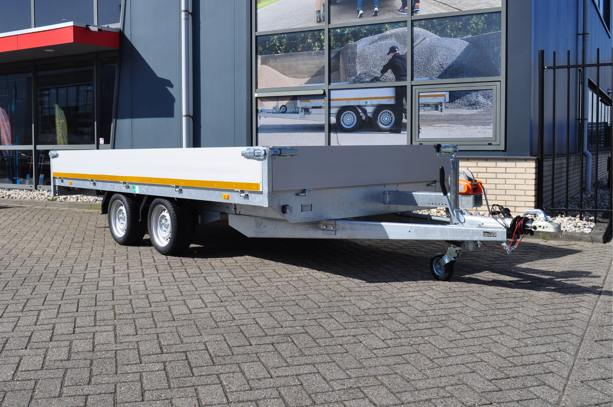 Geremde Eduard multitransporter - 406x200 cm - 3000 kg bruto laadvermogen - 63 cm laadvloerhoogte - 30 cm borden - inclusief oprijplaten en handlier