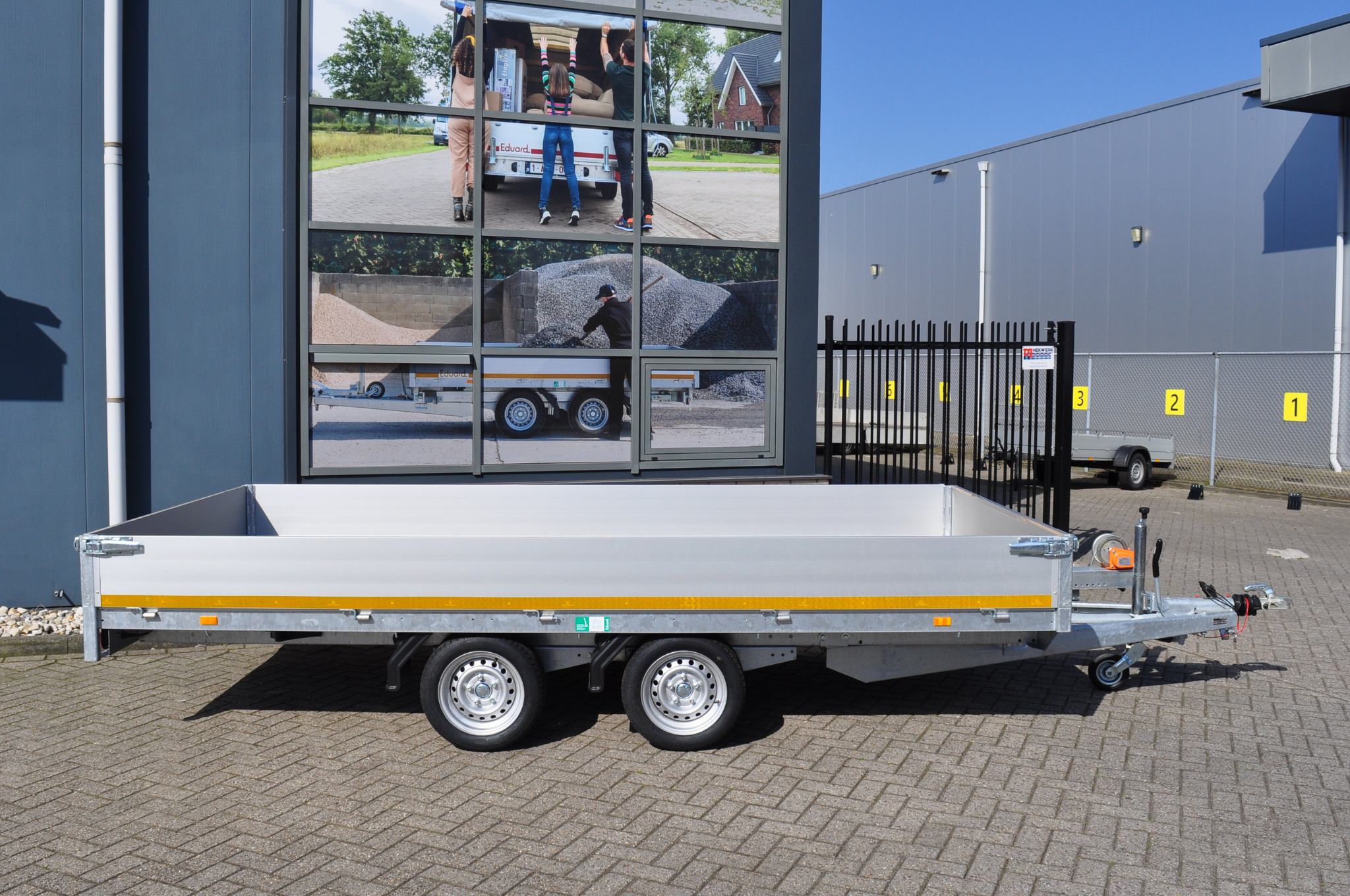 Geremde Eduard multitransporter - 406x200 cm - 3000 kg bruto laadvermogen - 63 cm laadvloerhoogte - 30 cm borden - inclusief oprijplaten en handlier