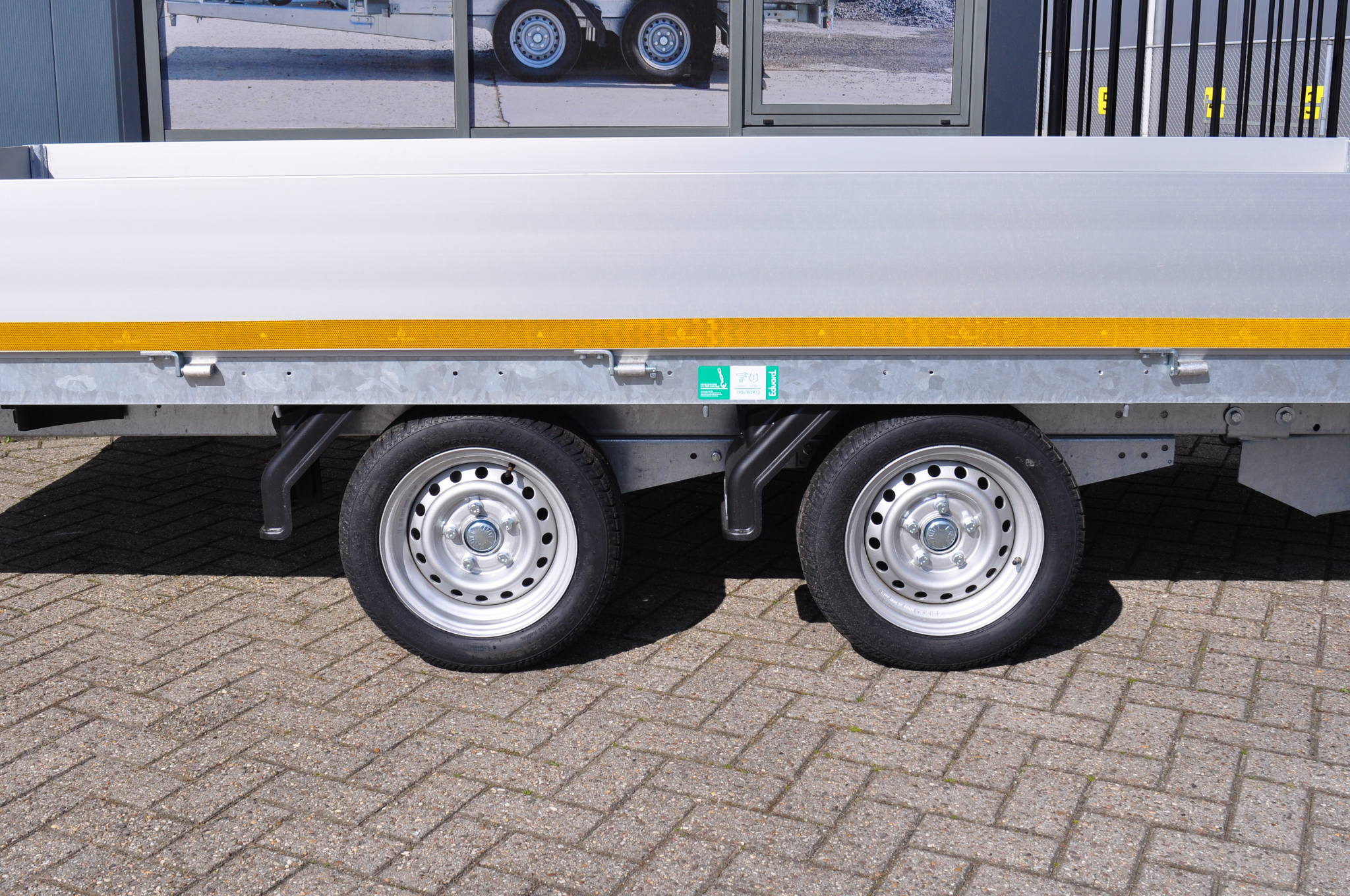 Geremde Eduard multitransporter - 406x200 cm - 3000 kg bruto laadvermogen - 63 cm laadvloerhoogte - 30 cm borden - inclusief oprijplaten en handlier