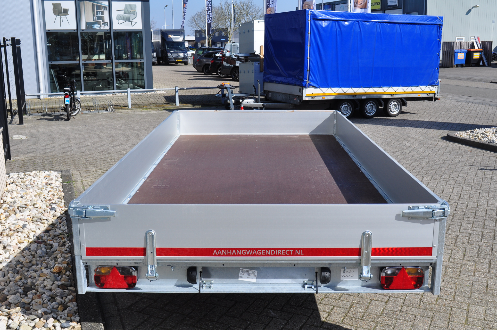 Geremde Eduard multitransporter - 406x200 cm - 3000 kg bruto laadvermogen - 63 cm laadvloerhoogte - 30 cm borden - inclusief oprijplaten en handlier