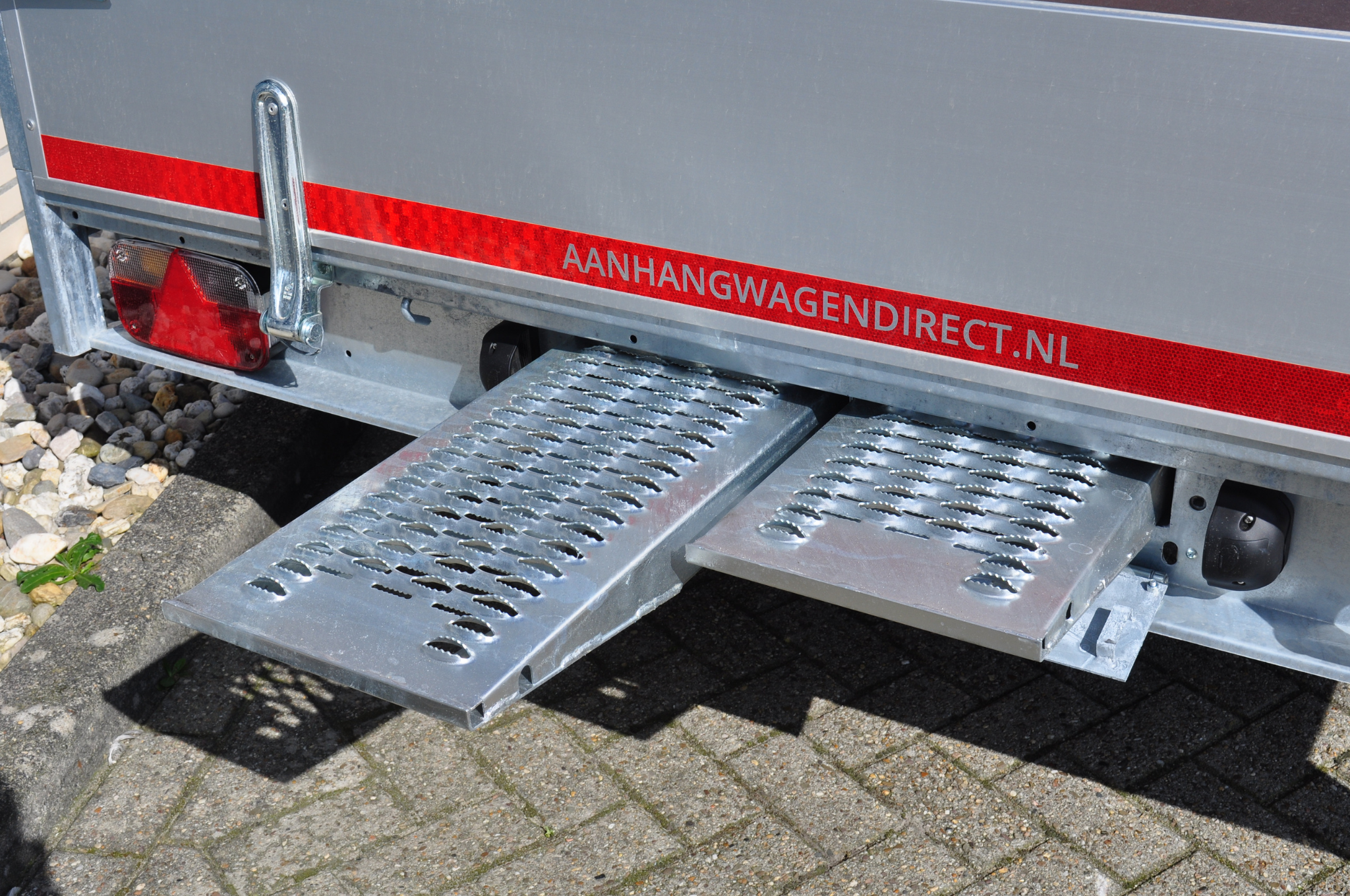 Geremde Eduard multitransporter - 406x200 cm - 3000 kg bruto laadvermogen - 63 cm laadvloerhoogte - 30 cm borden - inclusief oprijplaten en handlier
