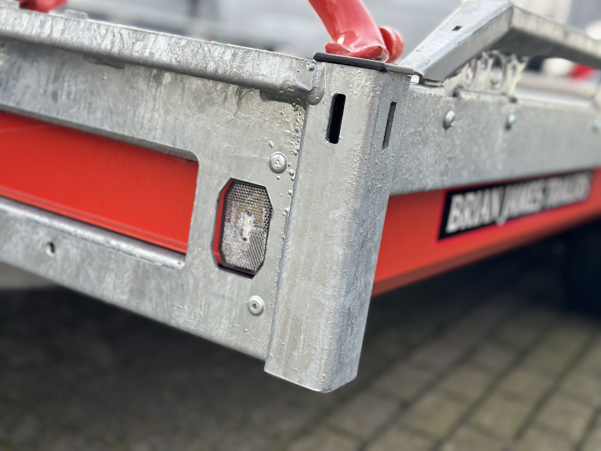 Brian James T autotransporter - 500x210 cm laadoppervlakte -3500 kg bruto laadvermogen - hydraulisch kantelbaar met oprijklep