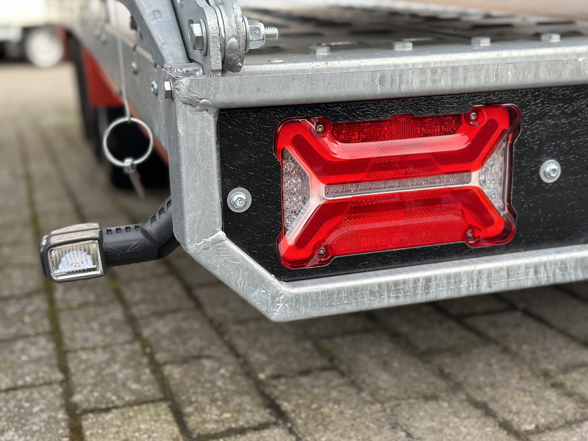 Brian James T autotransporter - 500x210 cm laadoppervlakte -3500 kg bruto laadvermogen - hydraulisch kantelbaar met oprijklep