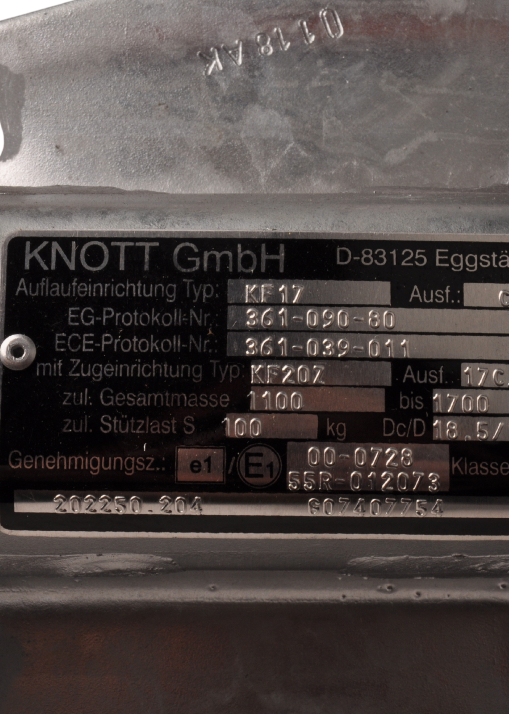 Knott Knott oplooprem aanhanger KF17-C - 1700 kg maximaal trekvermogen V-dissel aansluiting