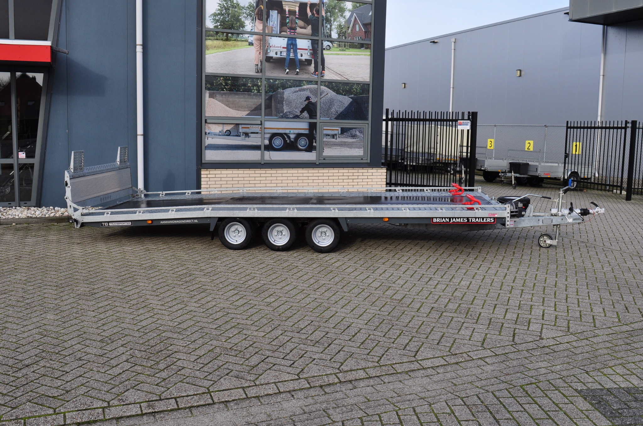 Brian James T autotransporter - 550x207 cm laadoppervlakte -3500 kg bruto laadvermogen - hydraulisch kantelbaar met oprijklep - Occasion